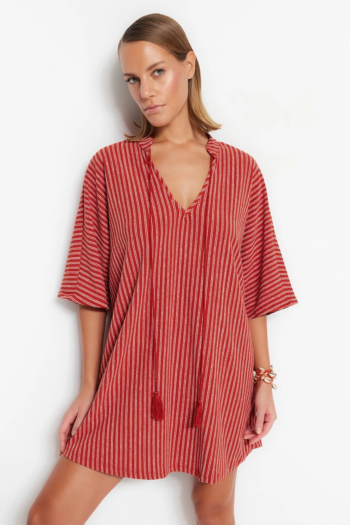 Trendyol Collection  Braun gestreiftes, weit geschnittenes Mini-Strandkleid aus Strick mit Krawatte TBESS23EL00080