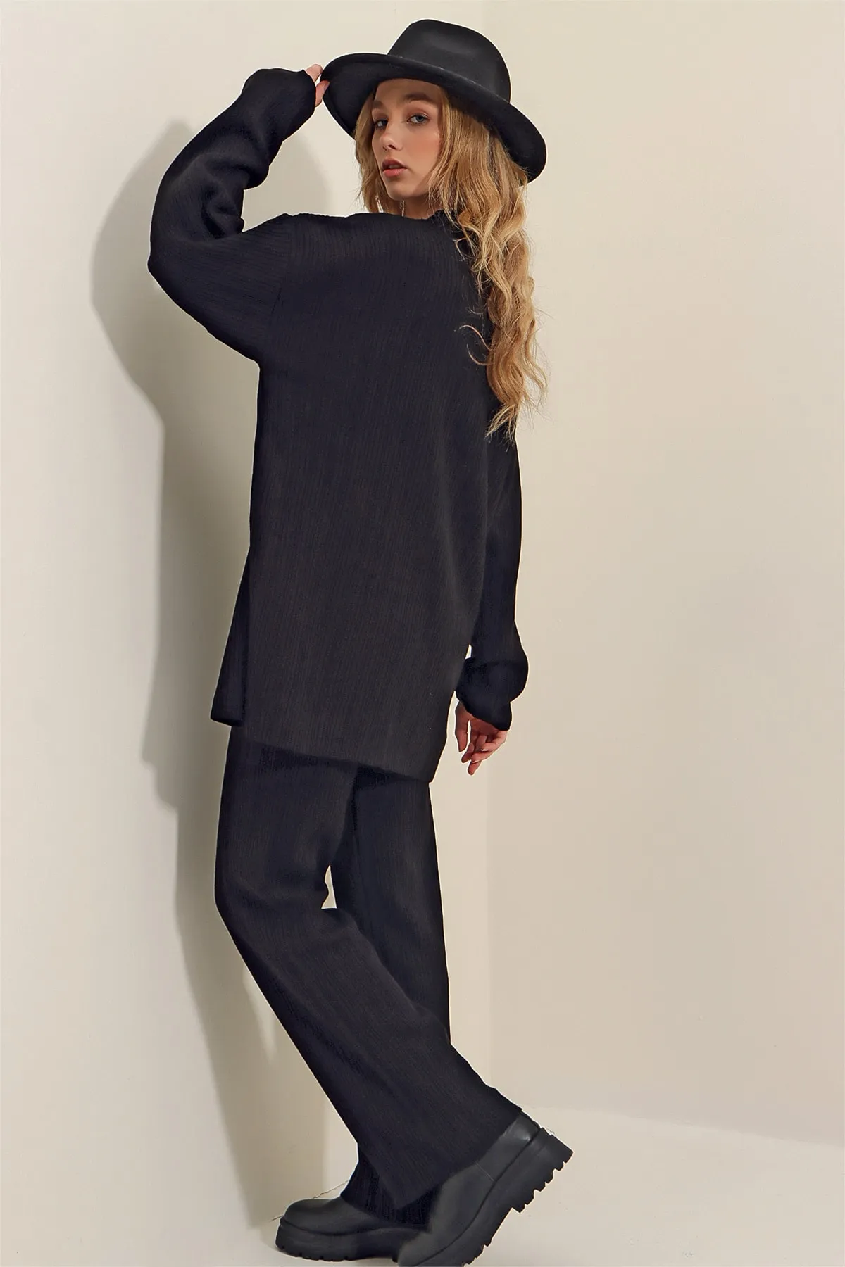 Trend Alaçatı Stili  Schwarzes 3-teiliges Set aus Hosenträgerbluse, Strickhose und Strickjacke für Damen ALC-X9443
