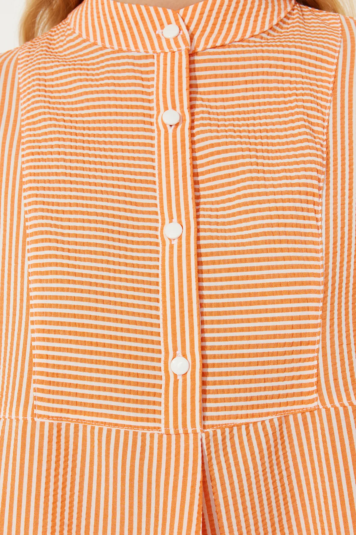 Trendyol Modest  Orangefarbene Seersucker-Webtunika mit Ballonärmeln TCTSS24UK00017
