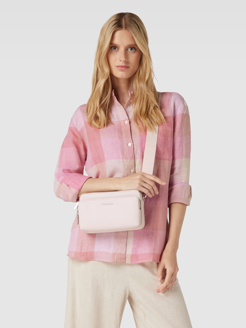 Umhängetasche mit Label-Applikation Modell 'CAMERA BAG' in offwhite
