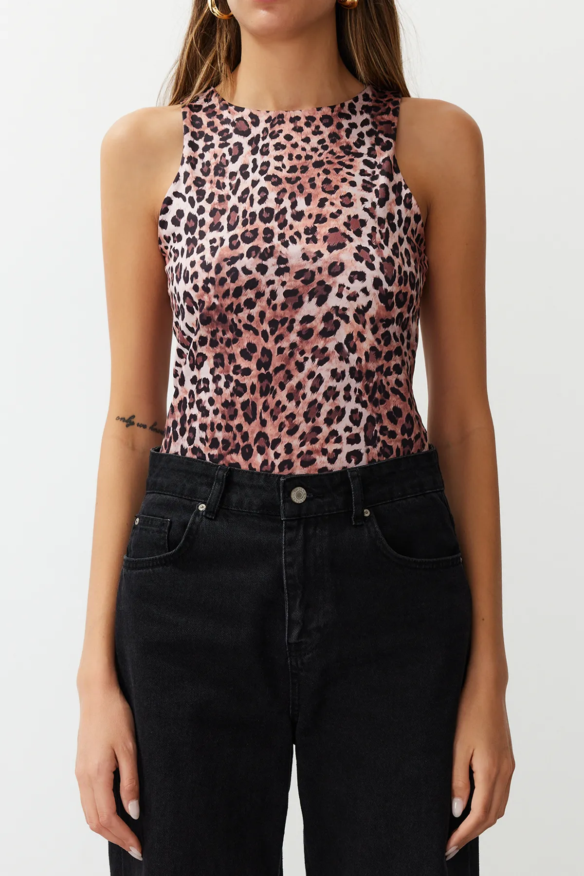 Trendyol Collection  Hellbrauner Neckholder-Body aus dehnbarem Strick mit Druckknöpfen und Leopardenmuster TWOSS20BD0044