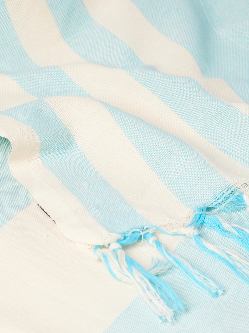 Strandtuch mit Allover-Muster Modell 'FOUTAS' in hellblau