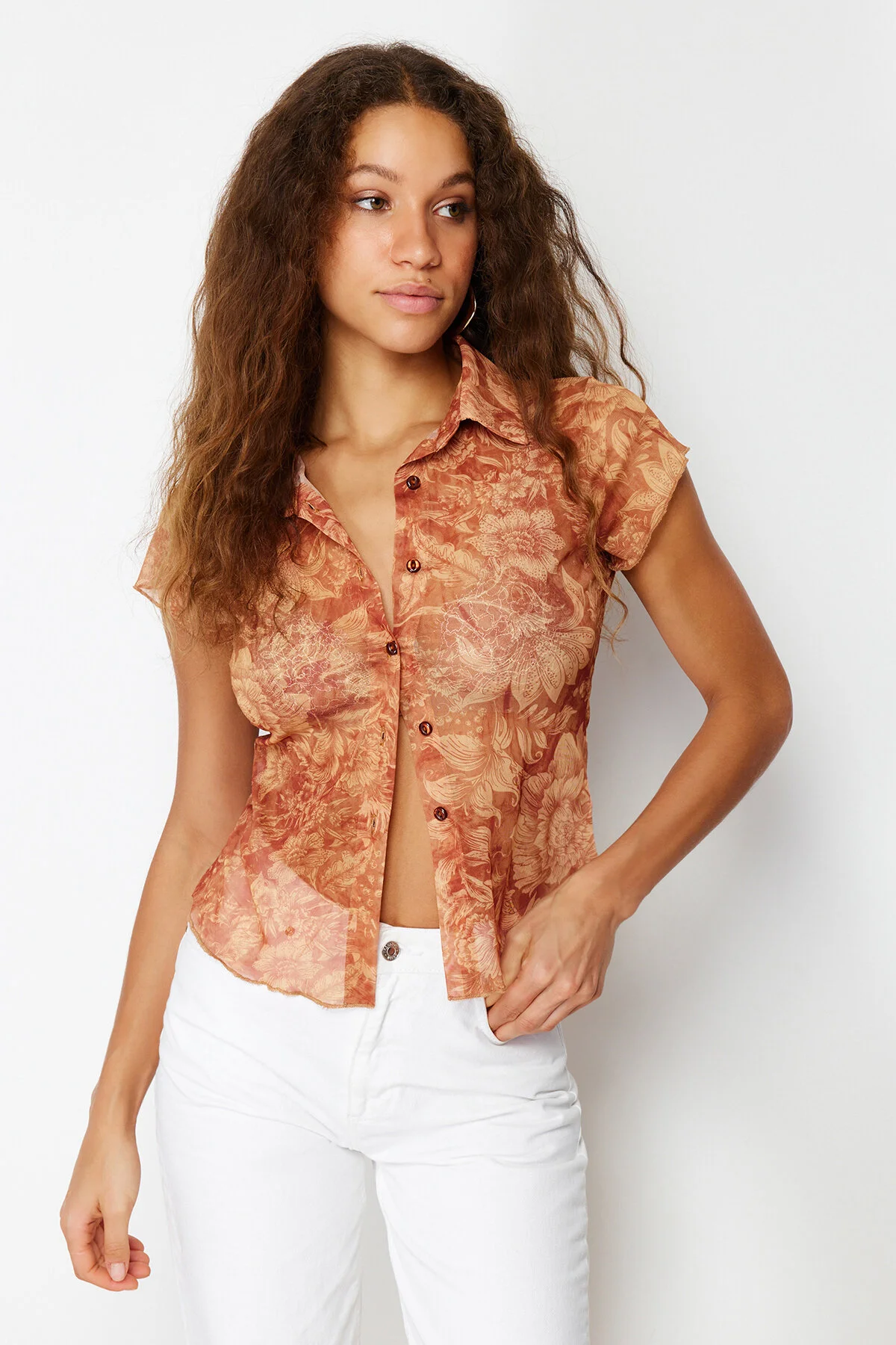 Trendyol Collection  Mehrfarbige taillierte Bluse aus Tüll-Stretch-Strick mit Hemdkragen TWOSS24BZ00164