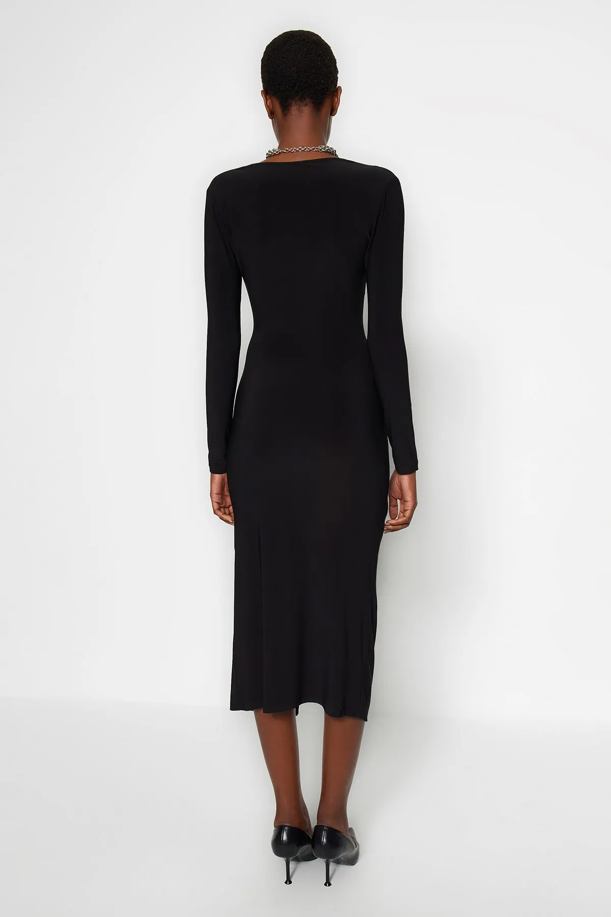 Trendyol Collection  Schwarzes drapiertes V-Ausschnitt tailliertes/tailliertes flexibles Midi-Strick-Bleistiftkleid TWOAW24EL00197