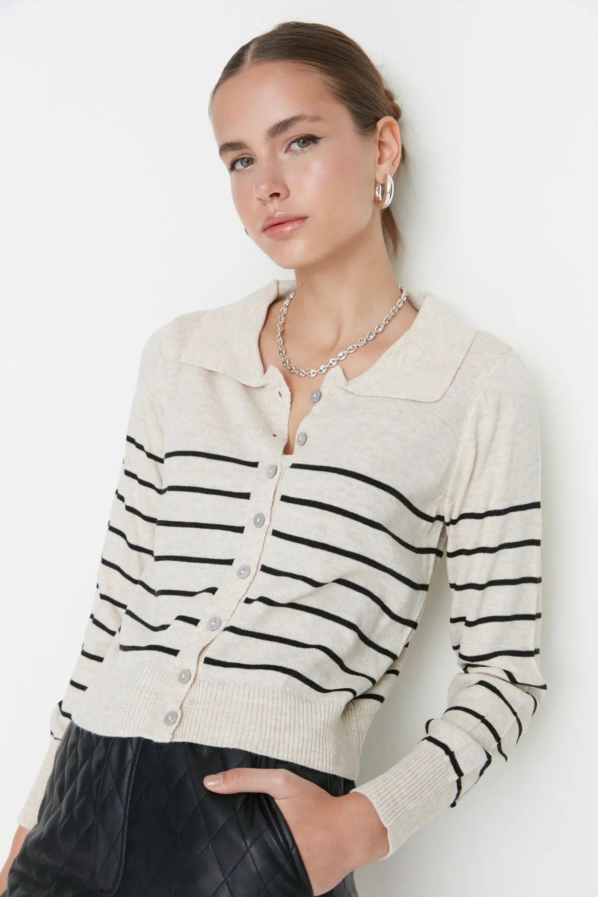 Trendyol Collection  Beigefarbene Strickjacke mit Rollkragen