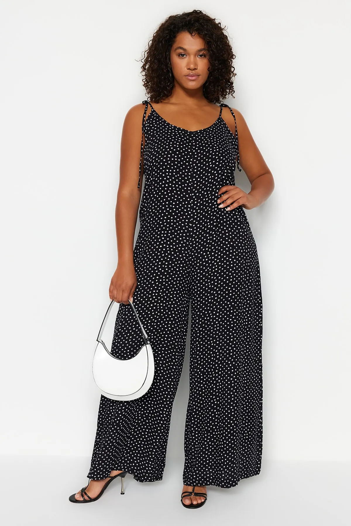 Trendyol Curve  Schwarzer, gewebter Overall mit Blumenmuster TBBSS23BG00002
