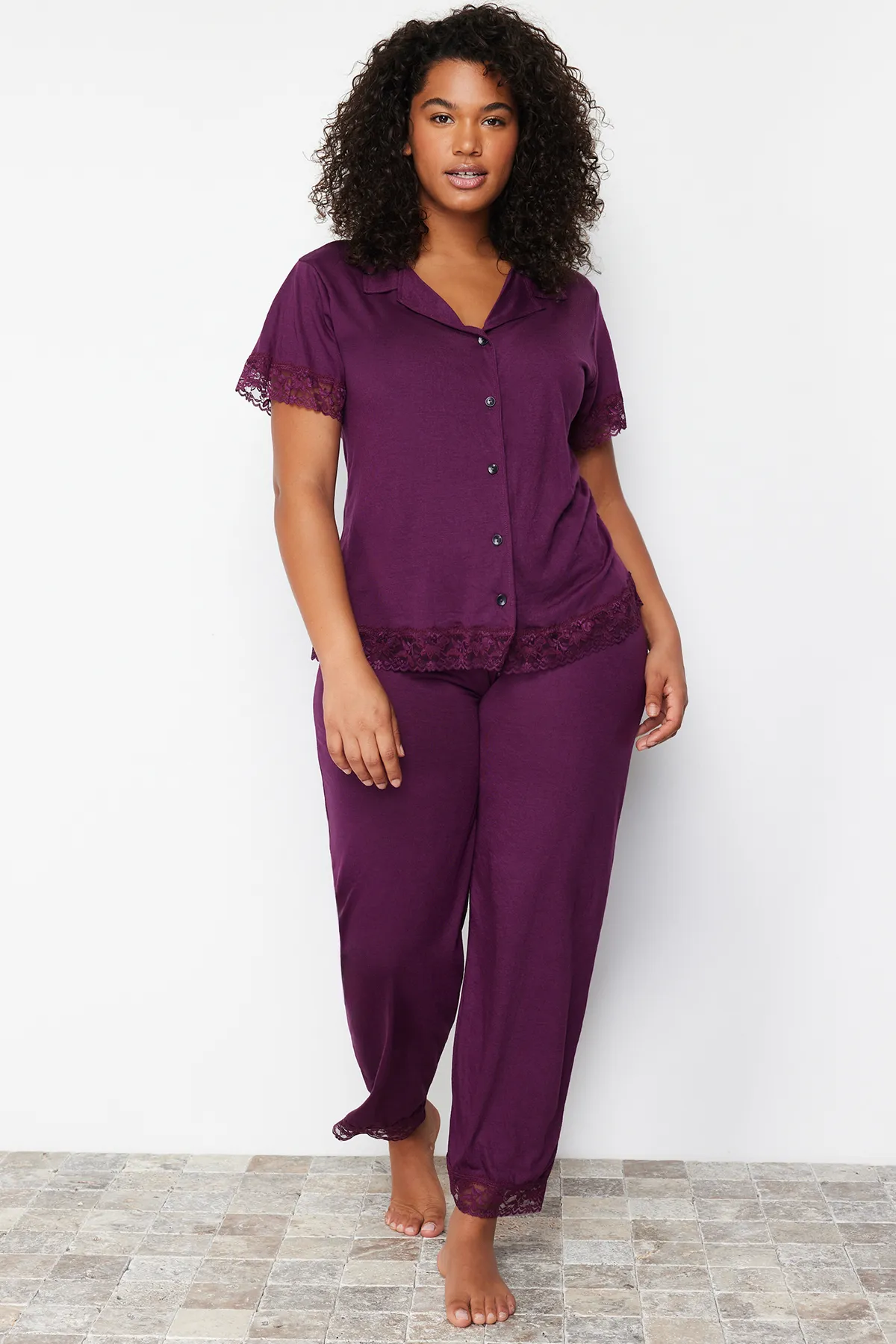 Trendyol Curve  Gestricktes Pyjama-Set aus pflaumenfarbener Spitze TBSSS22PT0623