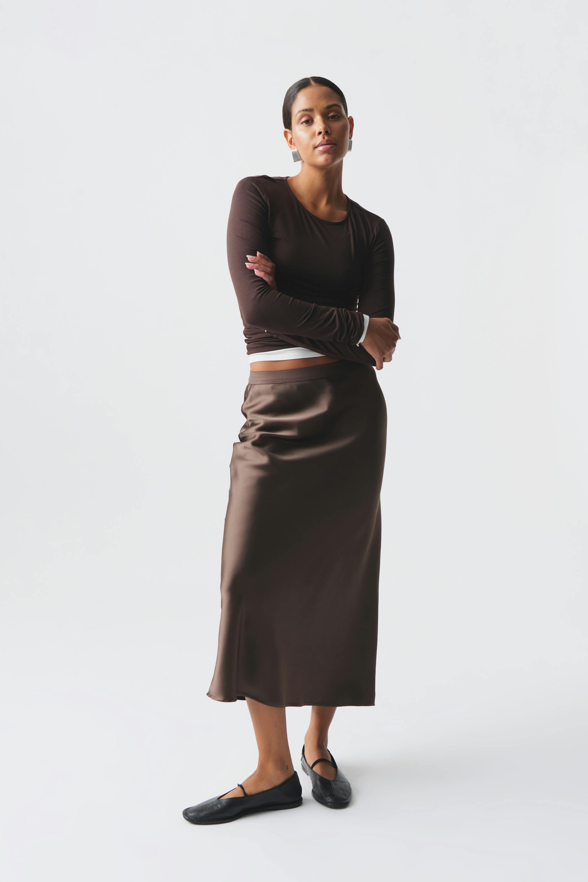 Elastic satin midi skirt