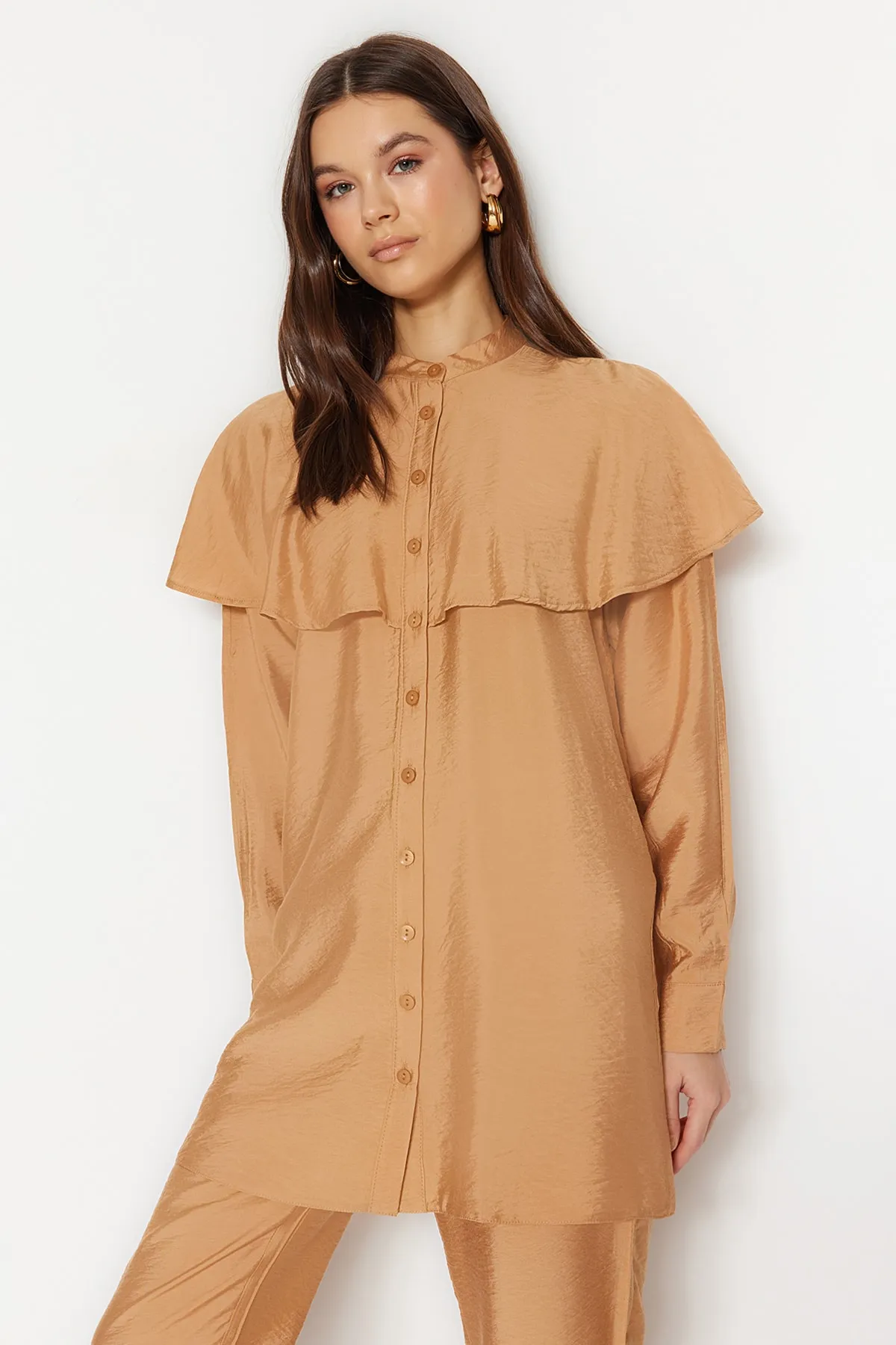 Trendyol Modest  Kamelfarbenes, gewebtes Hemd-Hosen-Set mit Schwungrad-Details TCTSS23US00091