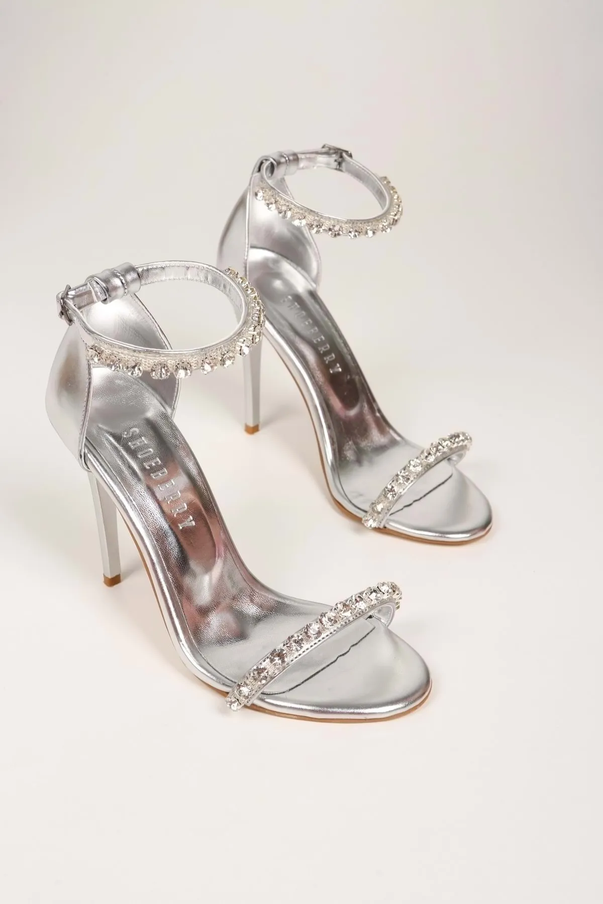 Shoeberry  Damen-Schuhe mit Absatz „Penol“ in Silber-Metallic-Stein mit einem Riemen