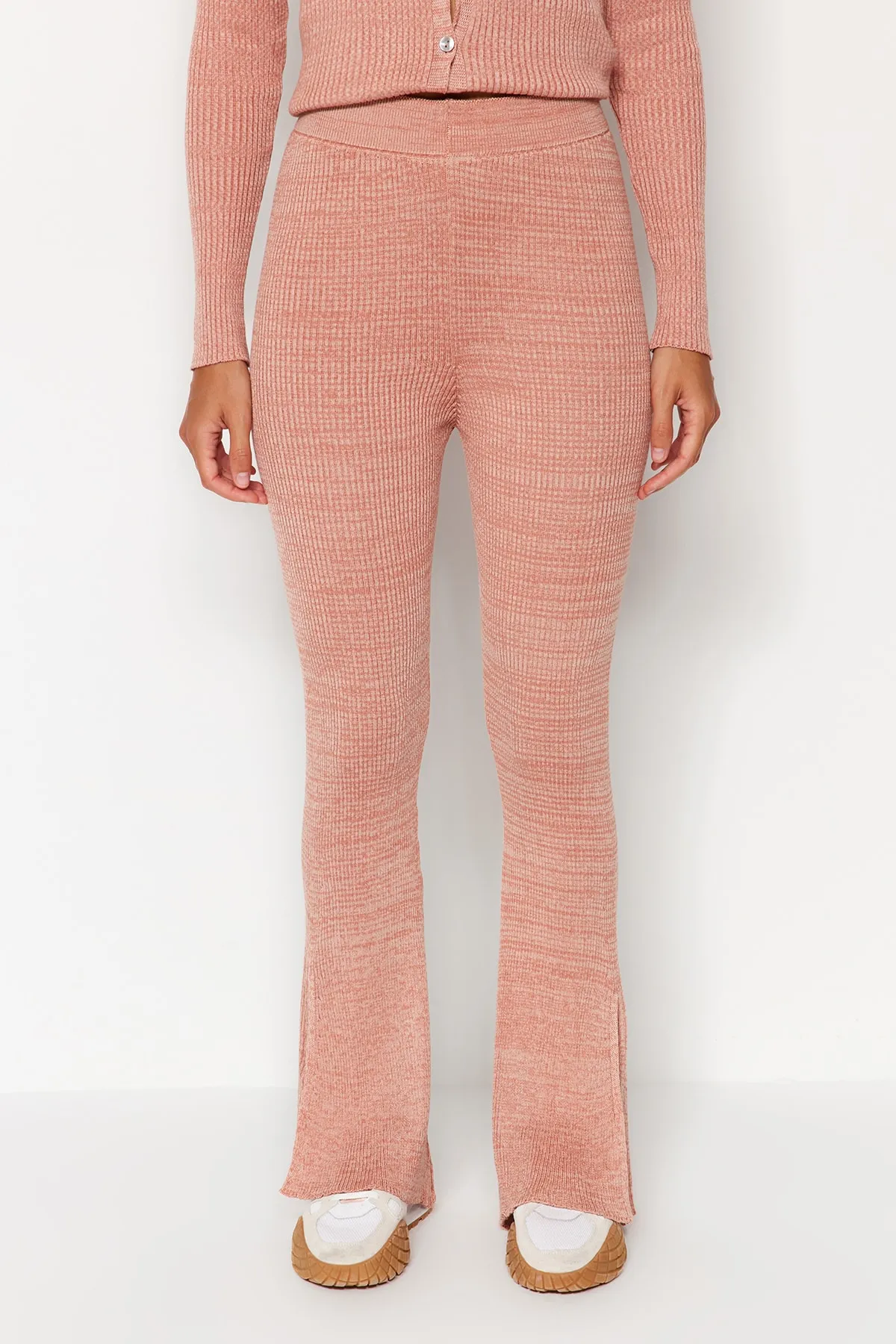 Trendyol Collection  Dusty Rose Strickhose mit ausgestelltem Bein TWOAW24PL00004