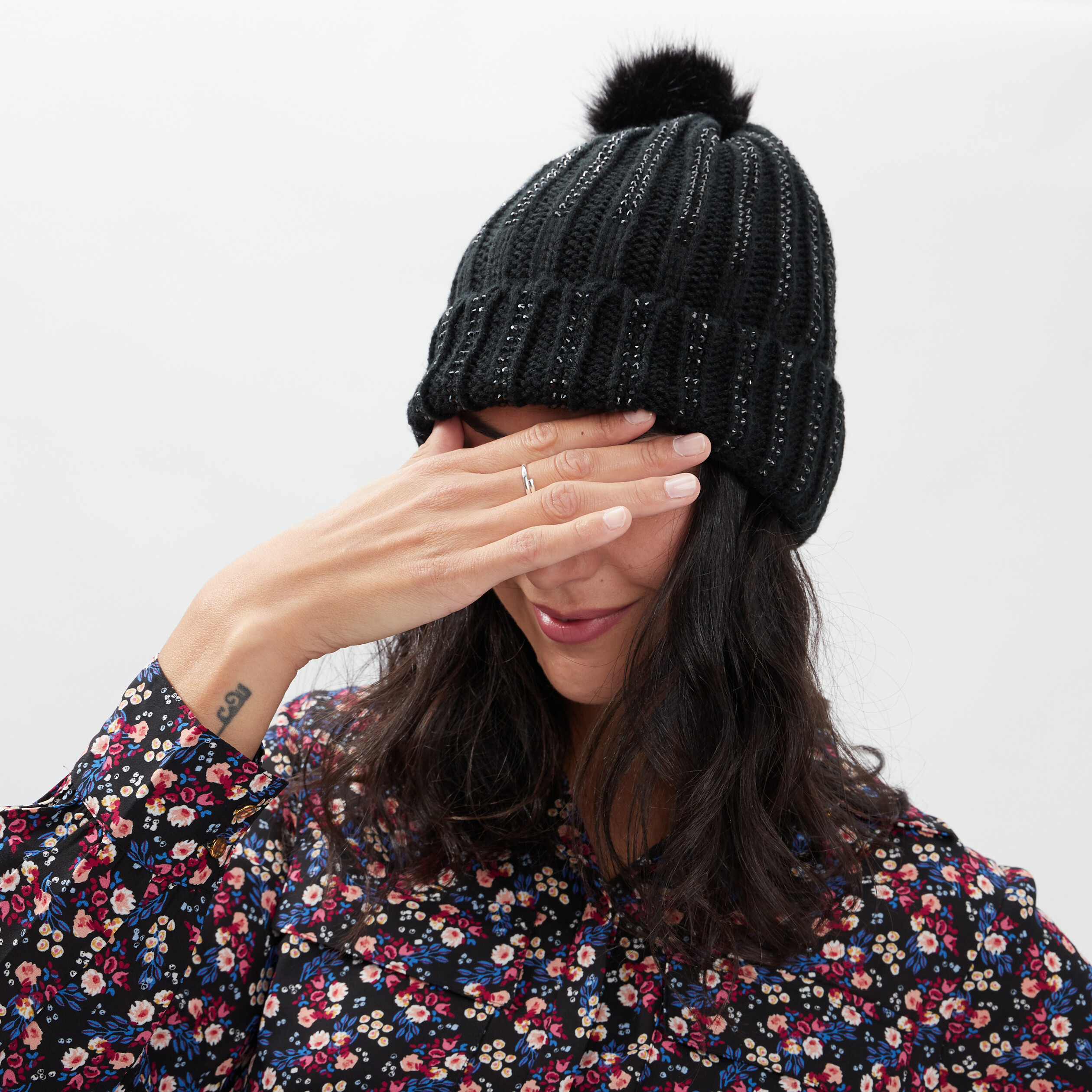 Bonnet à pompon avec strass noir femme | La Halle