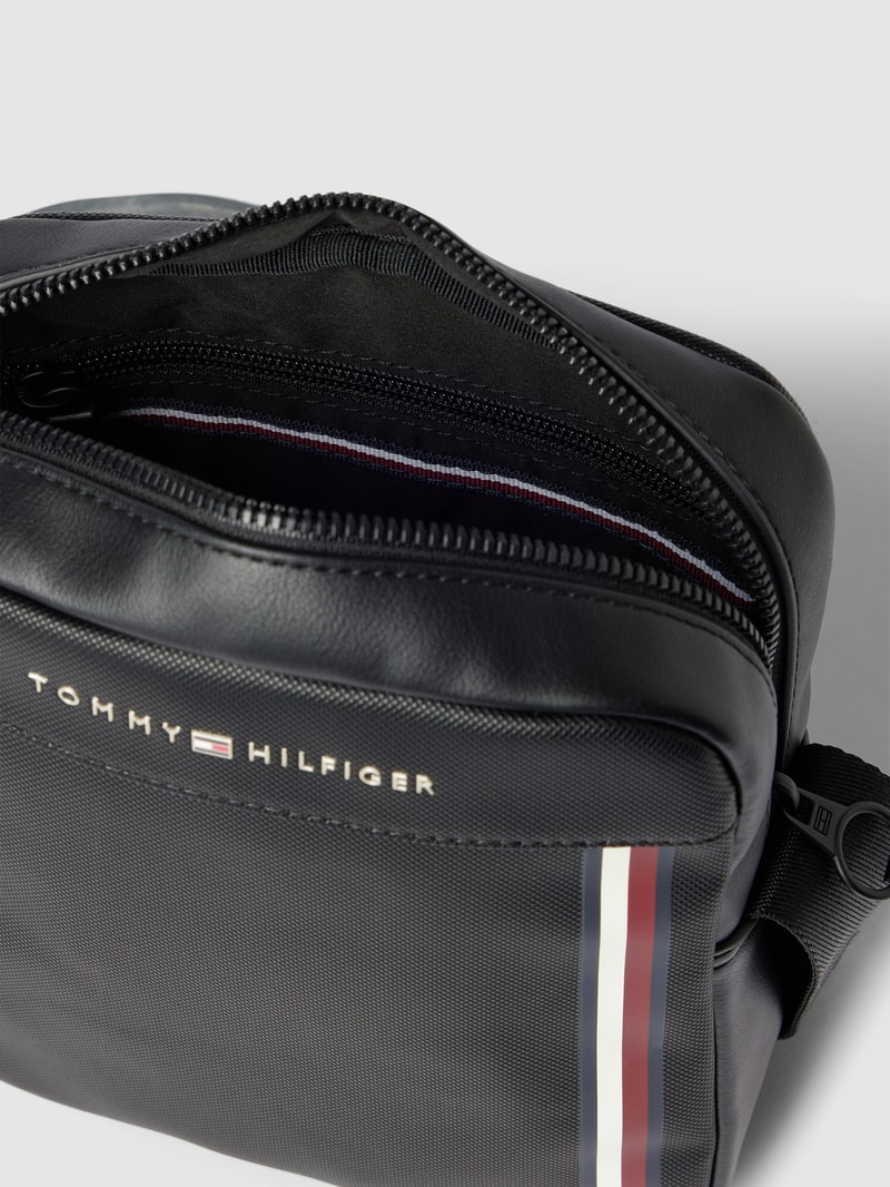 Crossbody Bag mit Label-Print Modell 'PIQUE' in schwarz