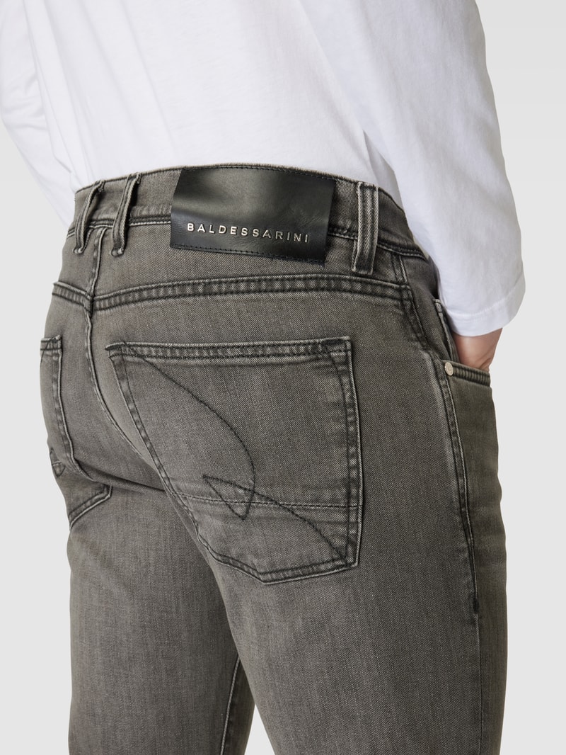 Tapered Fit Jeans in unifarbenem Design Modell 'Jaden' in graphit