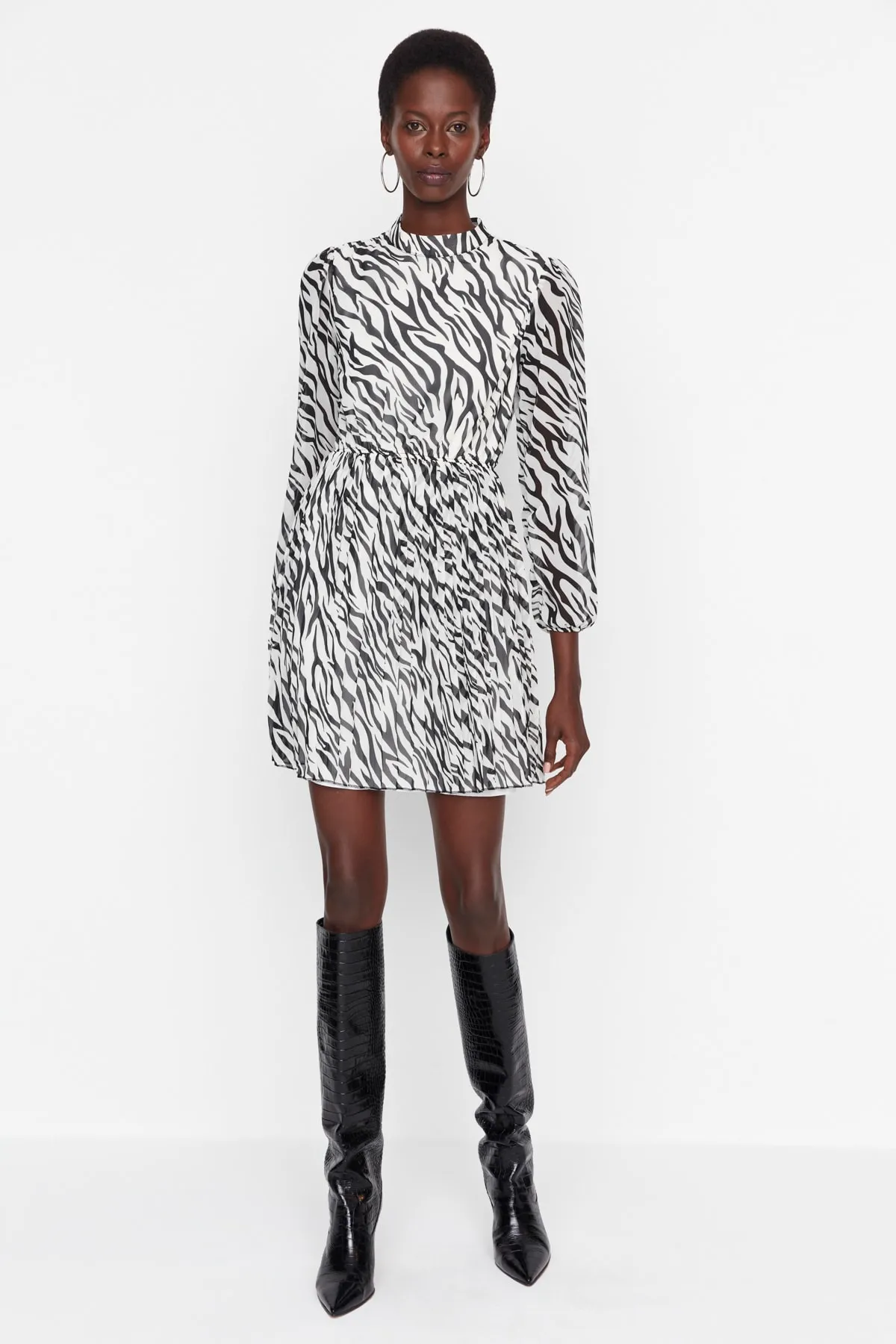 Trendyol Collection  Schwarzes, plissiertes Mini-Webkleid in A-Linie TWOAW21EL1009