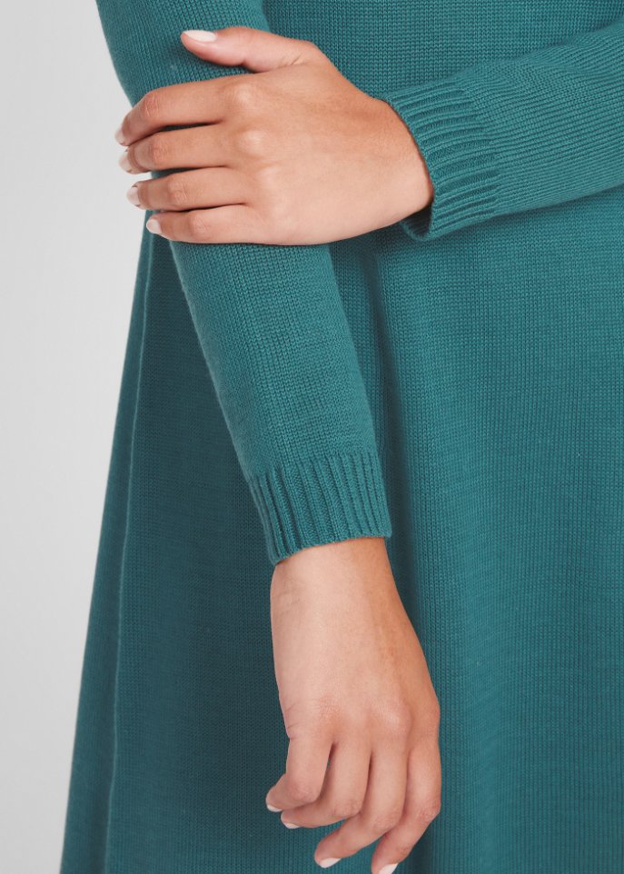 Knieumspielendes Strickkleid in ausgestellter Form