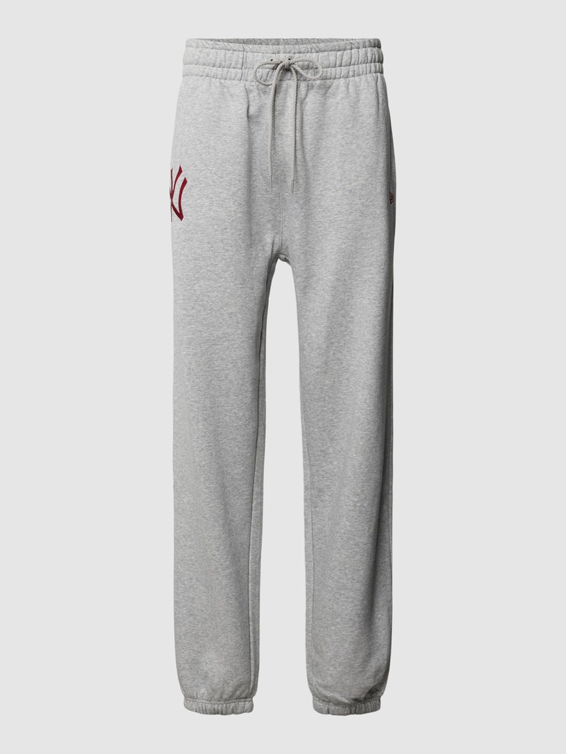 Sweatpants mit Motiv-Stitching Modell 'LEAGUE' in hellgrau meliert