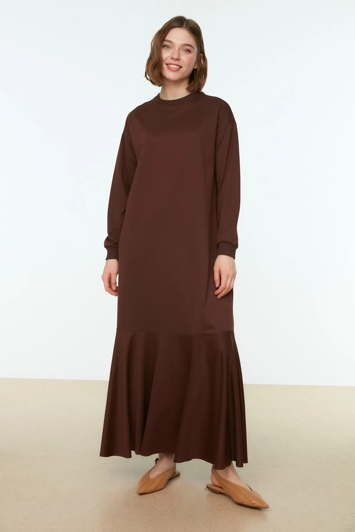 Trendyol Modest  Braunes Strickkleid mit Rundhalsrock und Volant TCTSS22EB0219