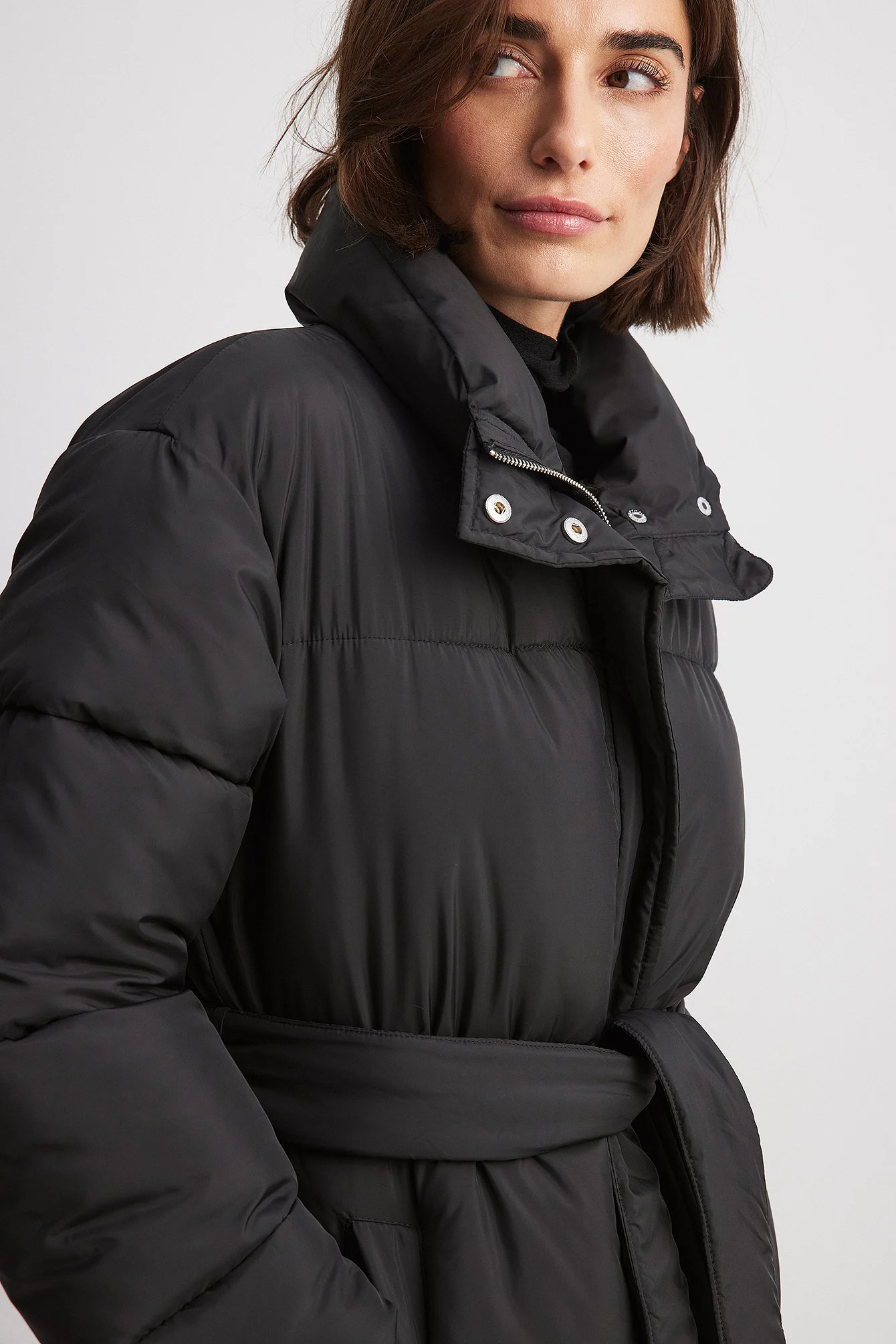 Lange gefütterte Jacke mit Gürtel