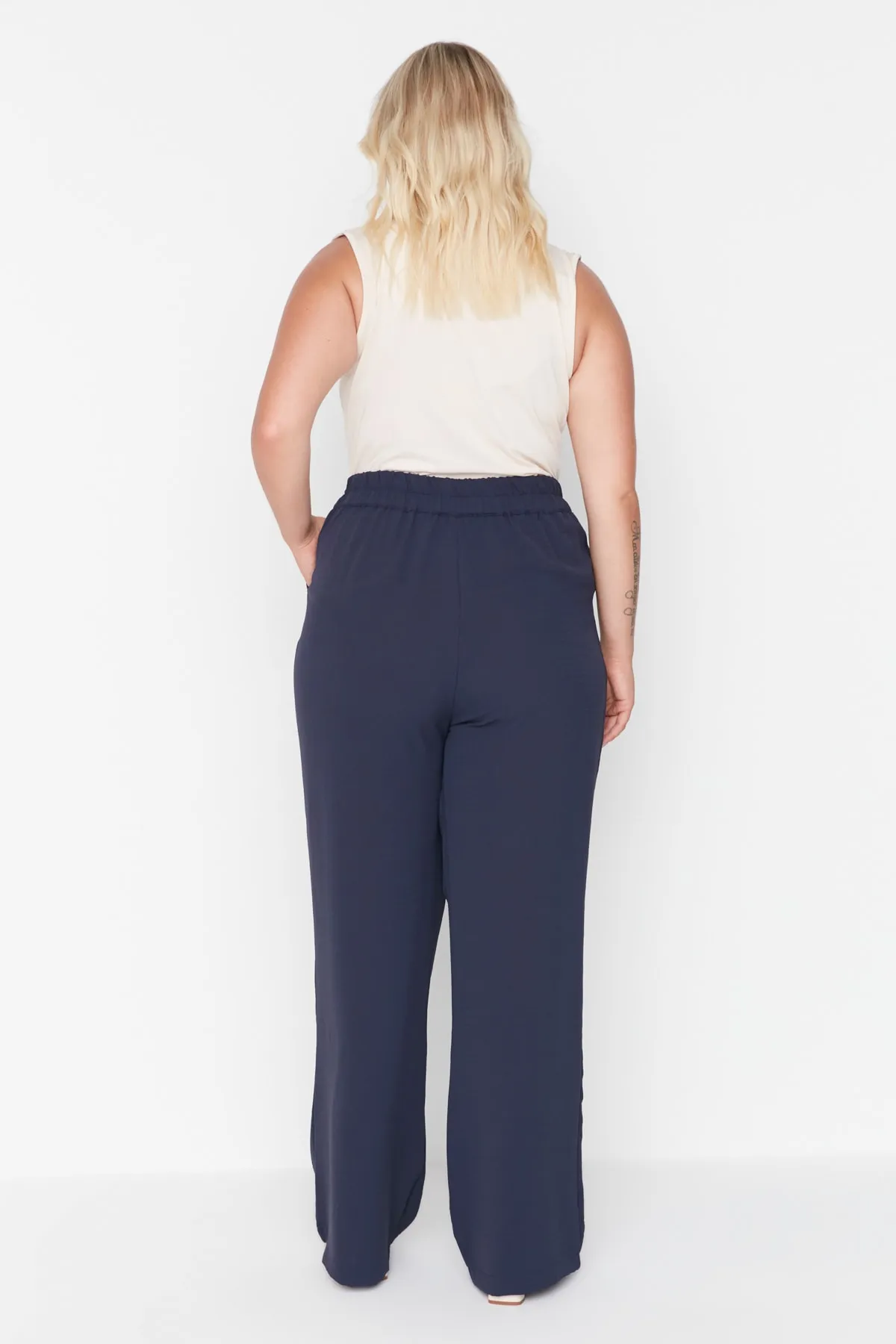 Trendyol Curve  Marineblaue plissierte Webhose mit hoher Taille TBBSS22PL0448
