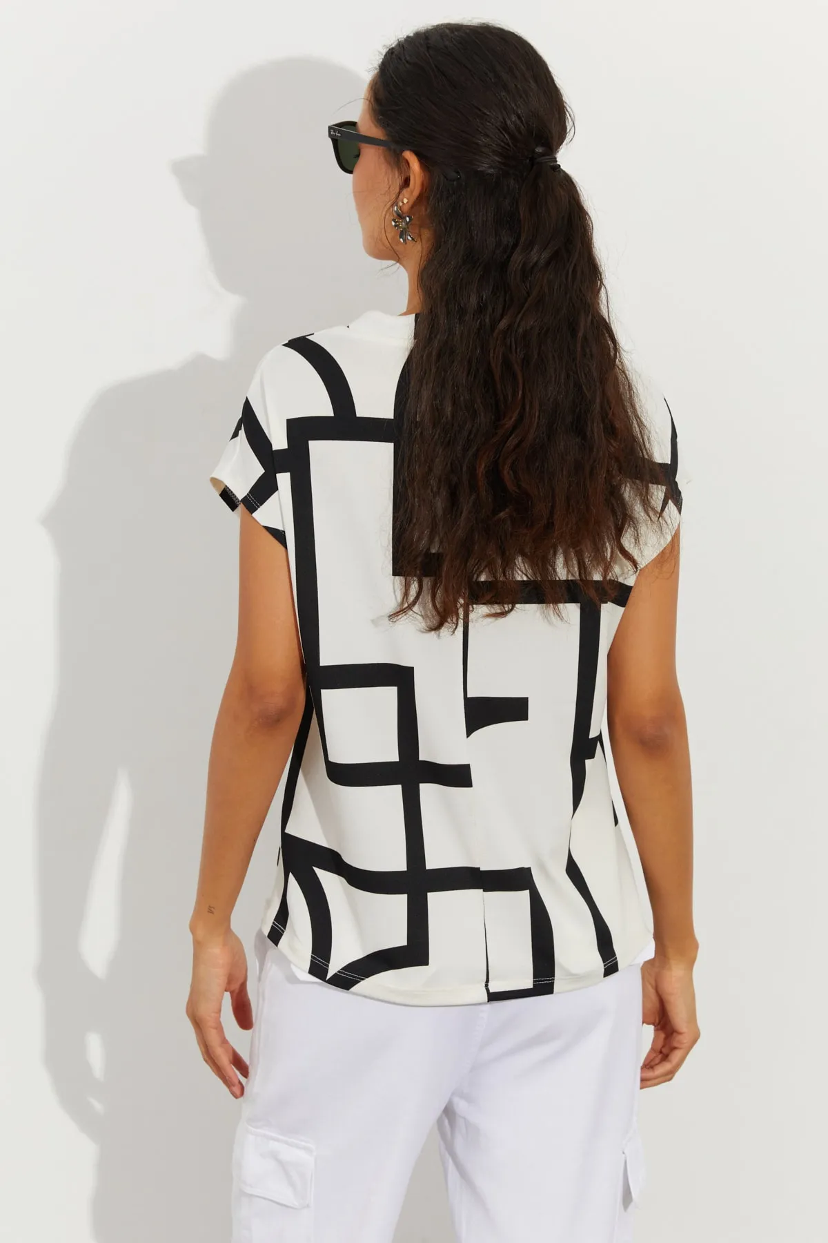 Cool & Sexy  Weiße gemusterte Damenbluse mit V-Ausschnitt LPP1217