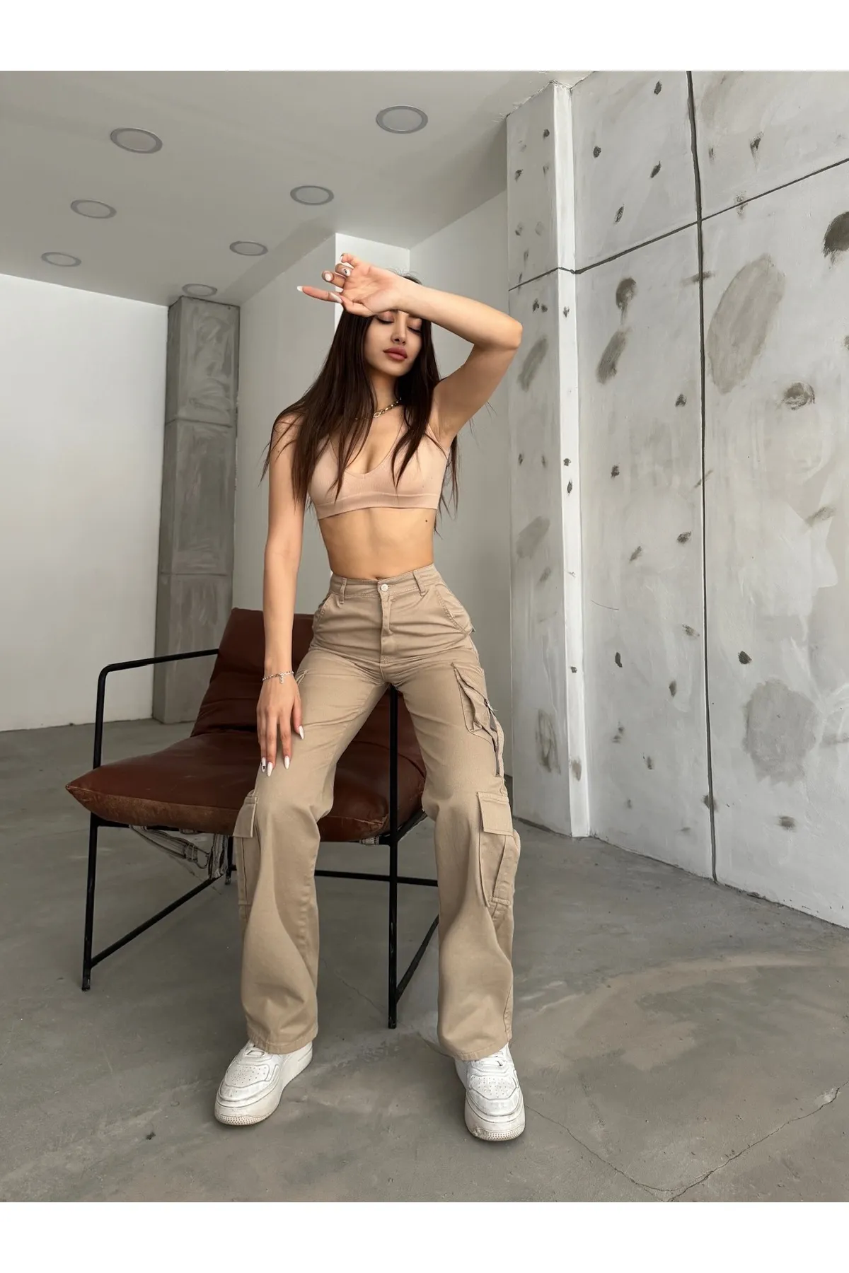 BİKELİFE  Beigefarbene Cargohose mit hoher Taille und mehreren Taschen und weitem Bein