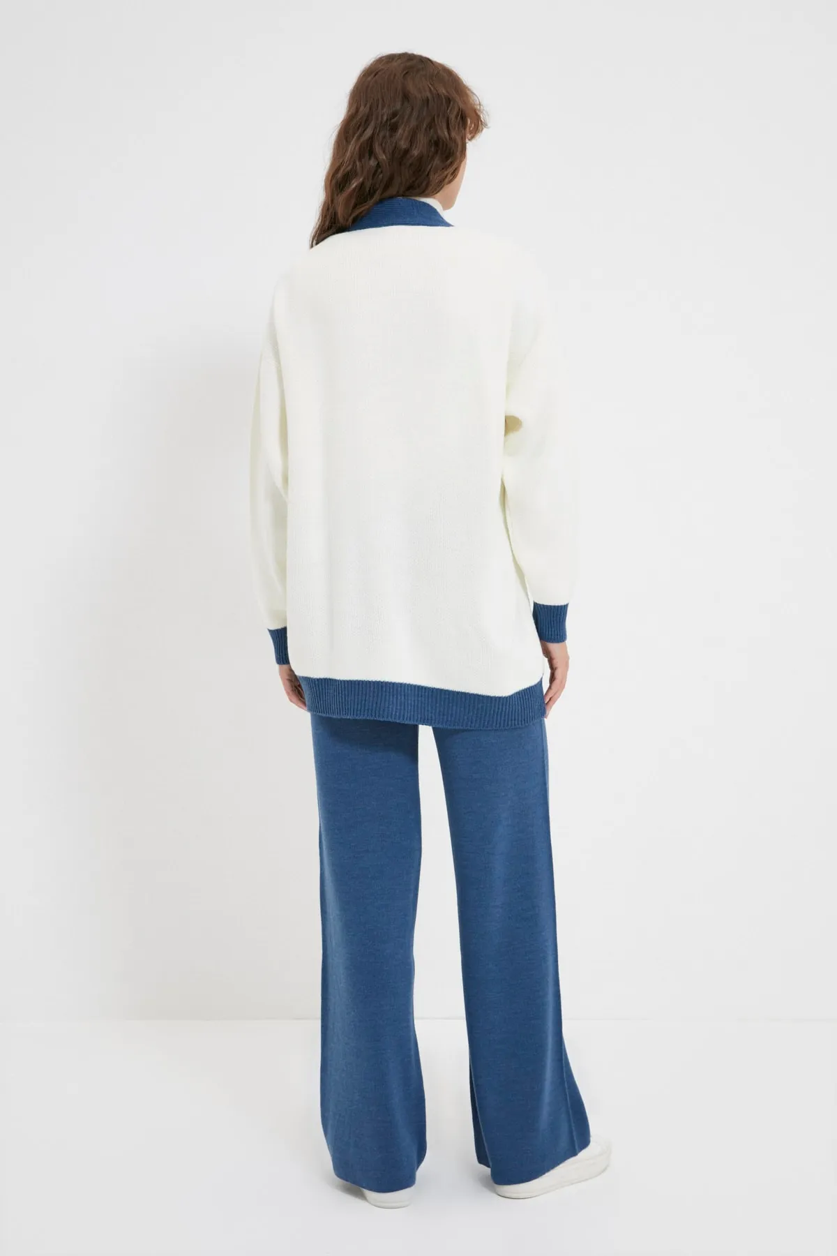 Trendyol Modest  Strickset mit Cardigan und Hose mit Indigo-Streifendetail TCTAW22AU0156