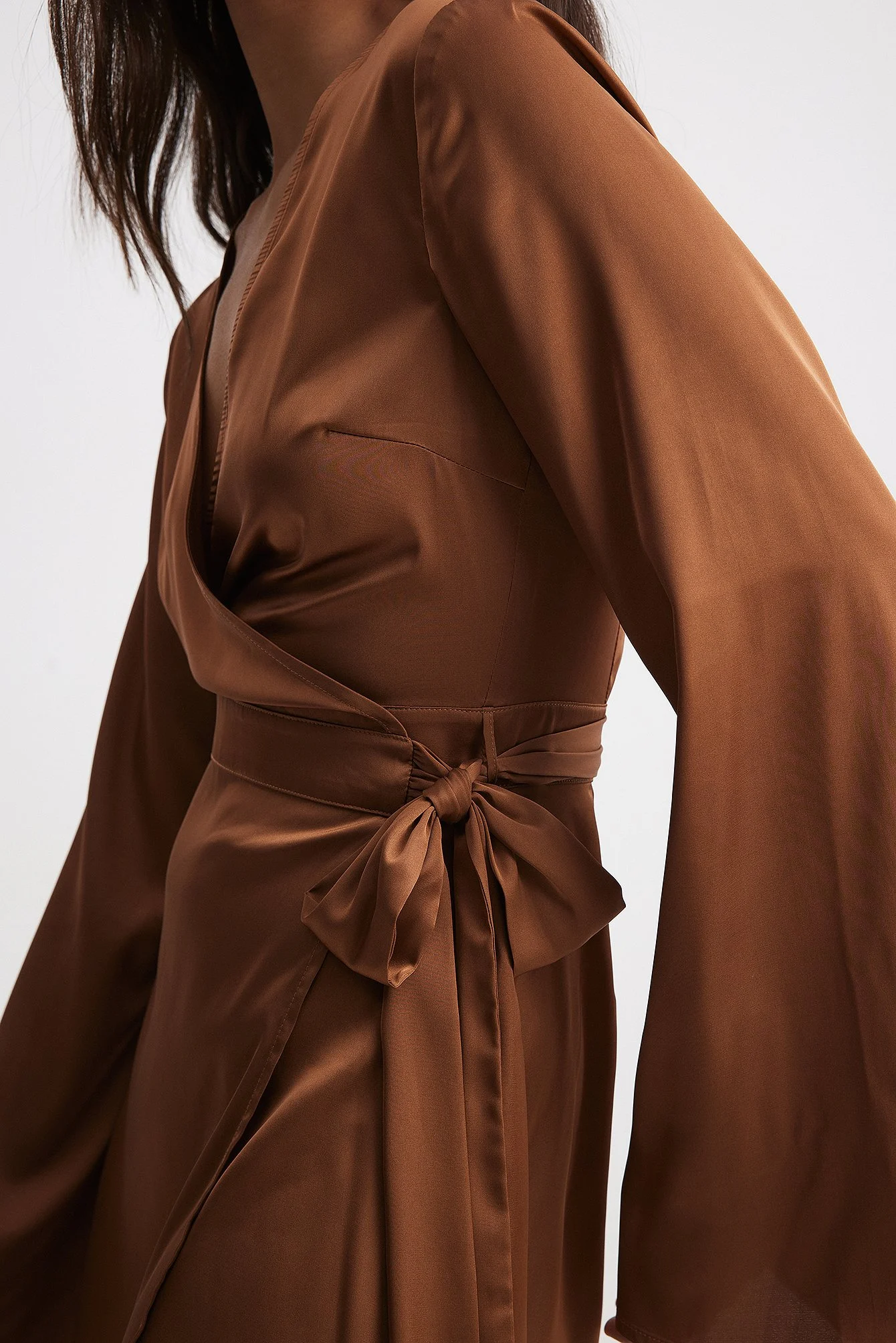 Fließendes Minikleid mit Bindegürtel