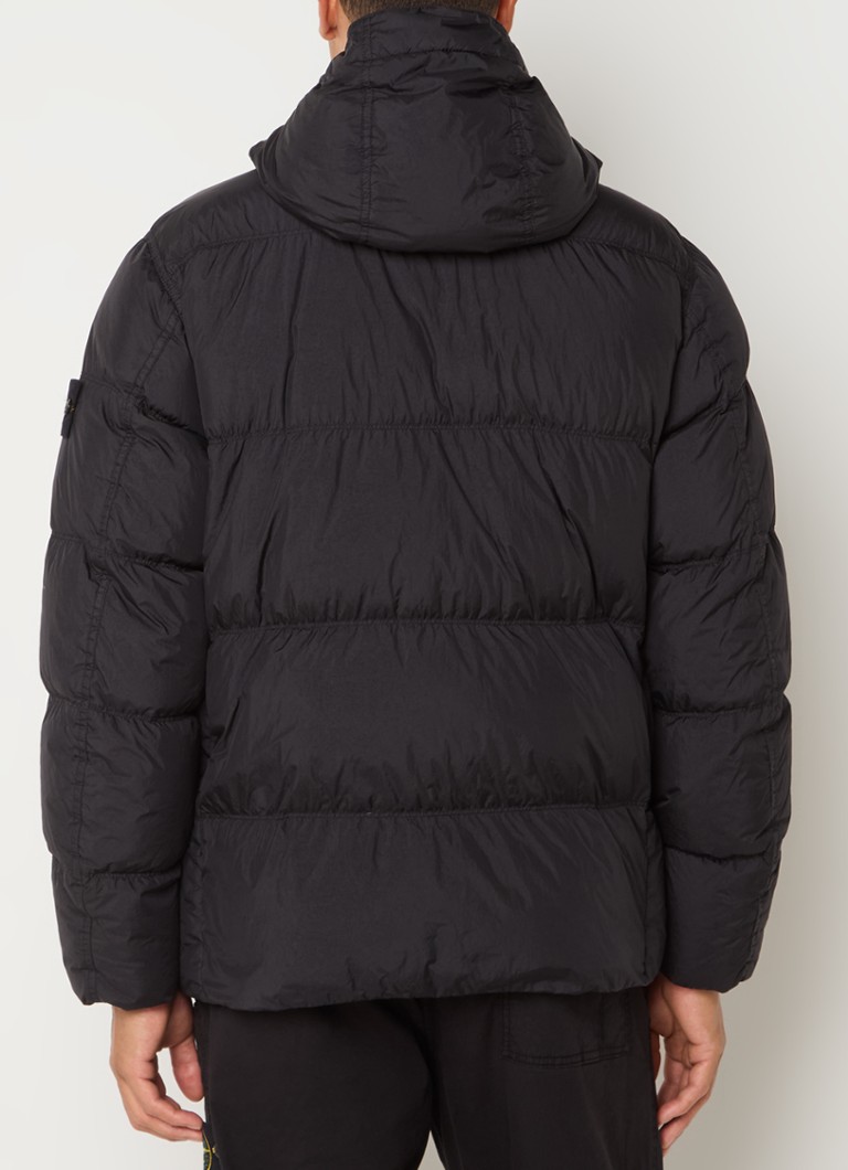 Jaqueta puffer Stone Island 40723 com enchimento de plumas e bolsos com aba.