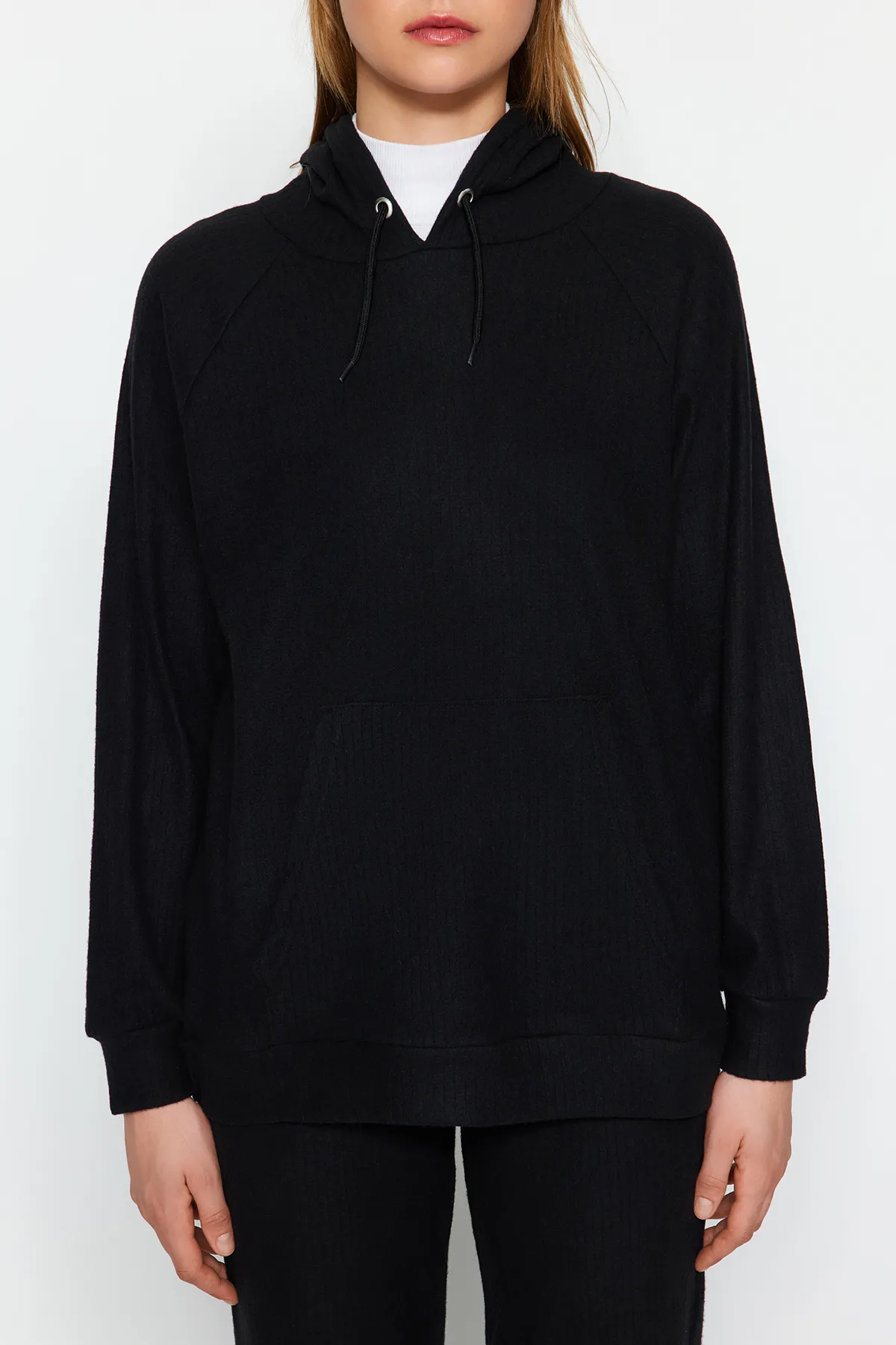 Trendyol Modest  Schwarzes Sweatshirt-Hose-Set mit Kapuze und Unterteil aus Strick TCTAW24AU00002