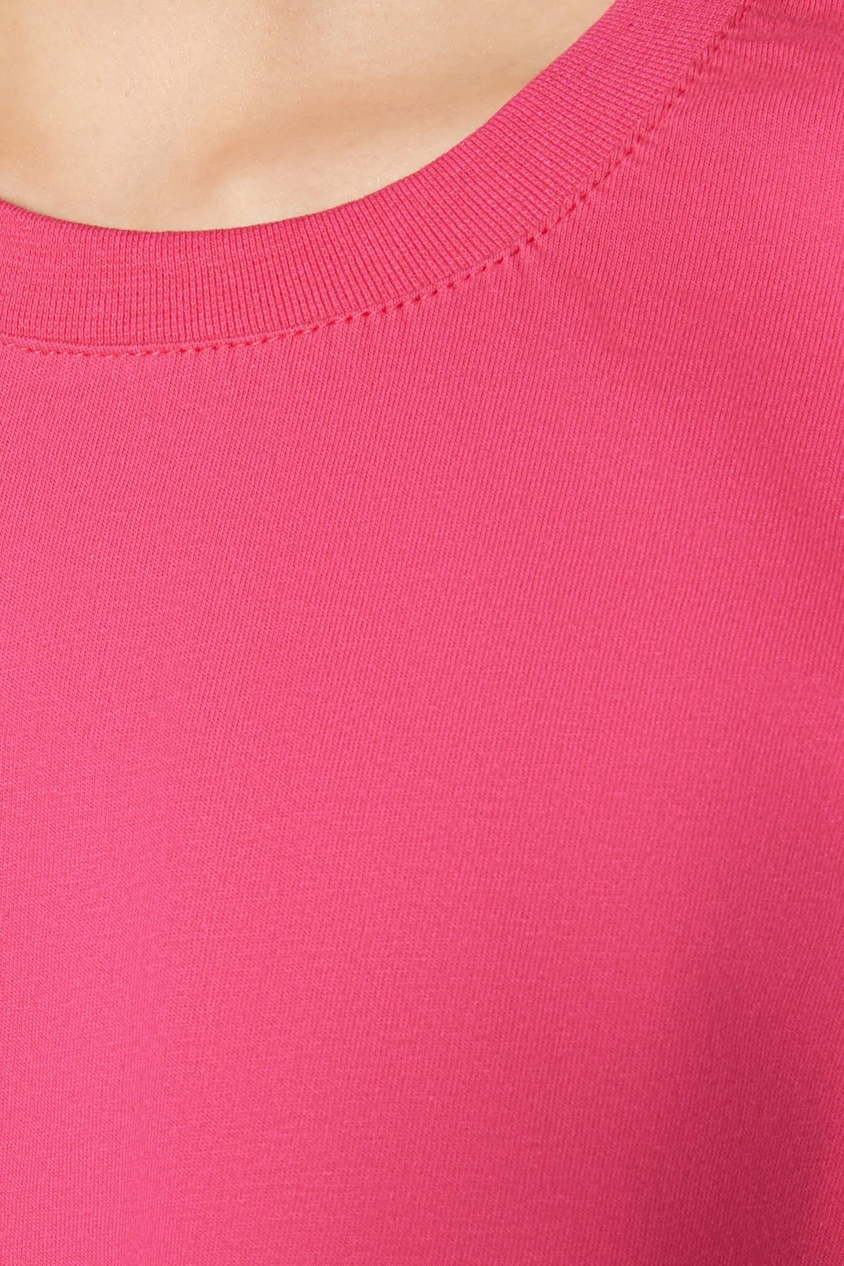 Trendyol Collection  Fuchsiafarbenes, kurz geschnittenes Premium-Strick-T-Shirt aus 100 % Baumwolle mit Rundhalsausschnitt TWOSS23TS00038