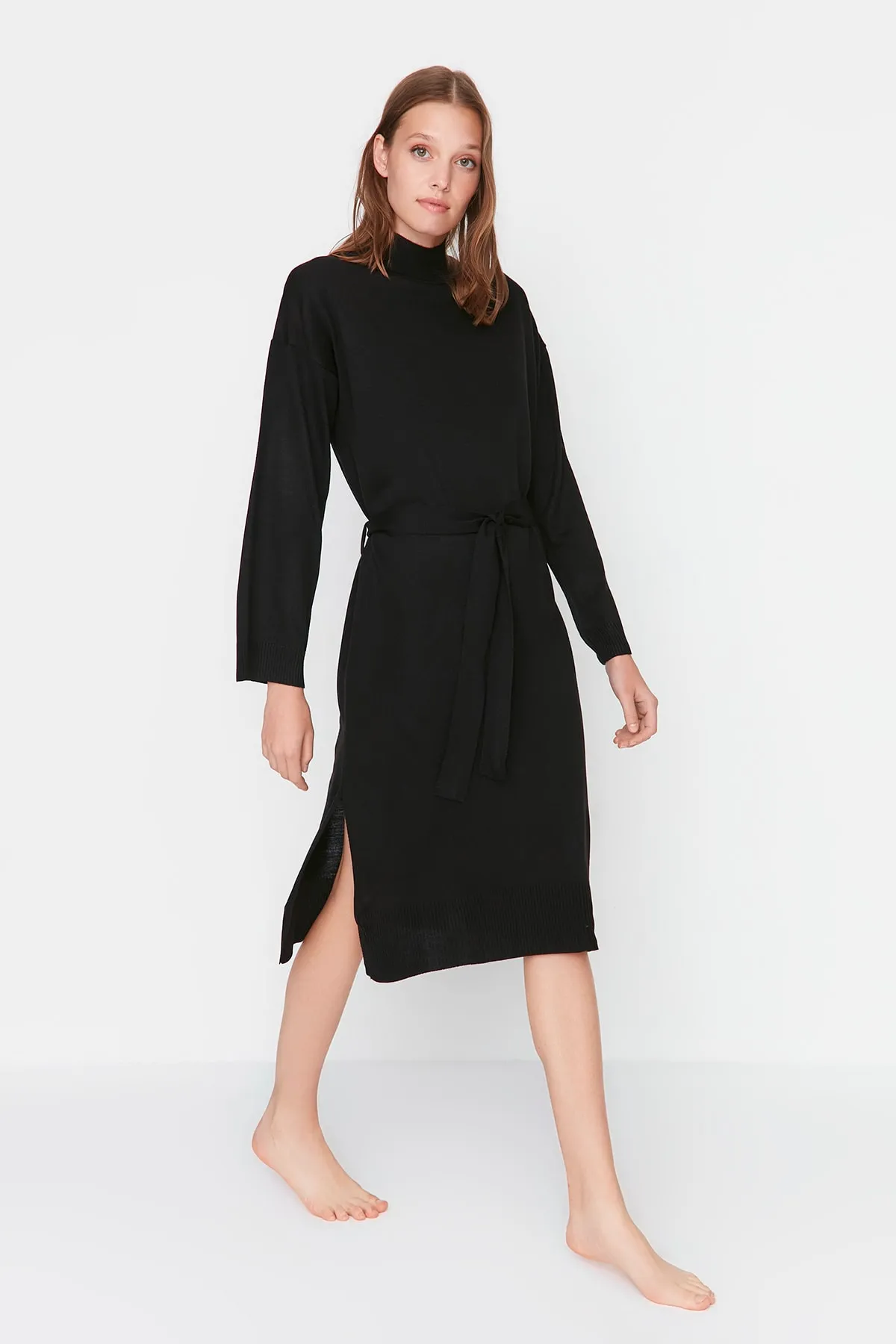 Trendyol Collection  Schwarzes langes Strickkleid mit Gürtel THMAW23EL00000