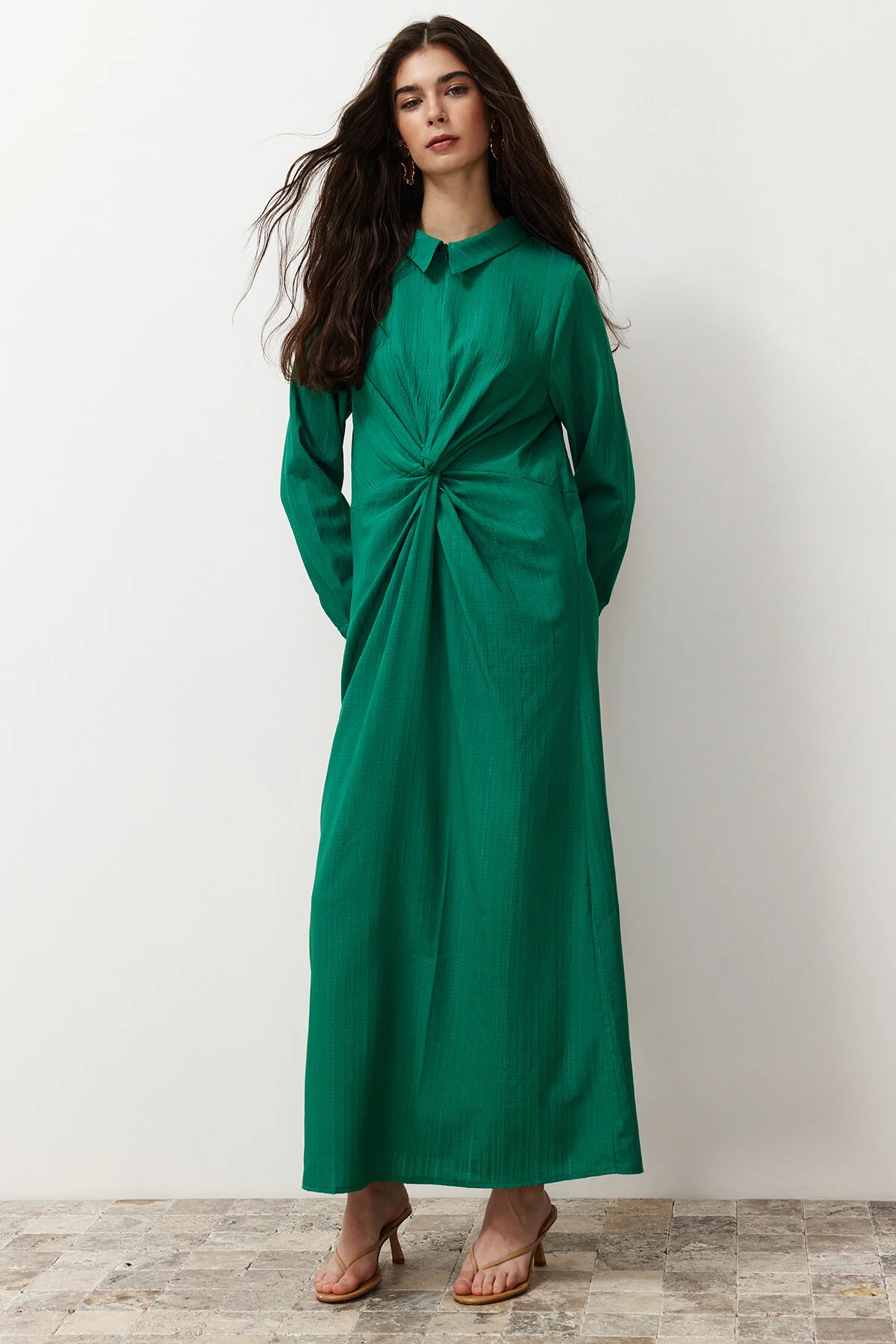 Trendyol Modest  Smaragdgrünes, detailliertes Webkleid mit Knoten vorne und Reißverschluss TCTSS23EB00137