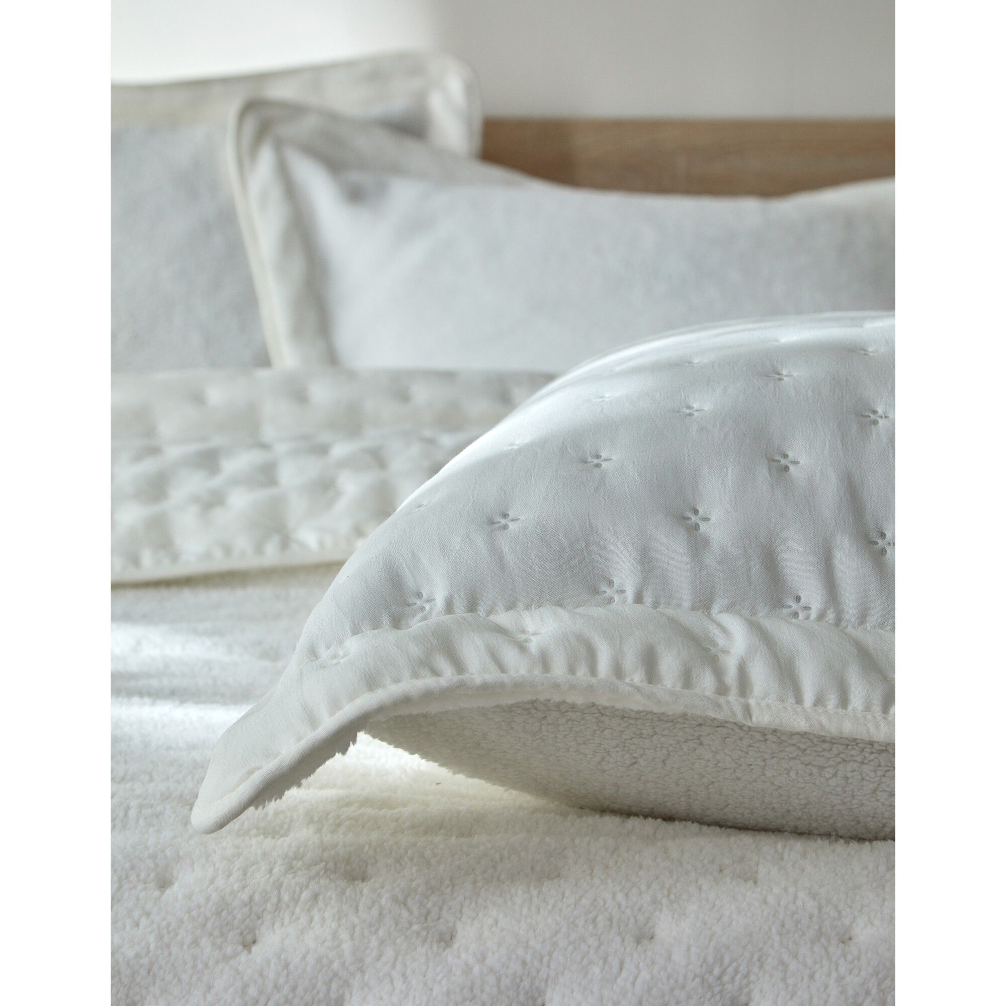 Couvre-lit réversible microfibre matelassée/sherpa