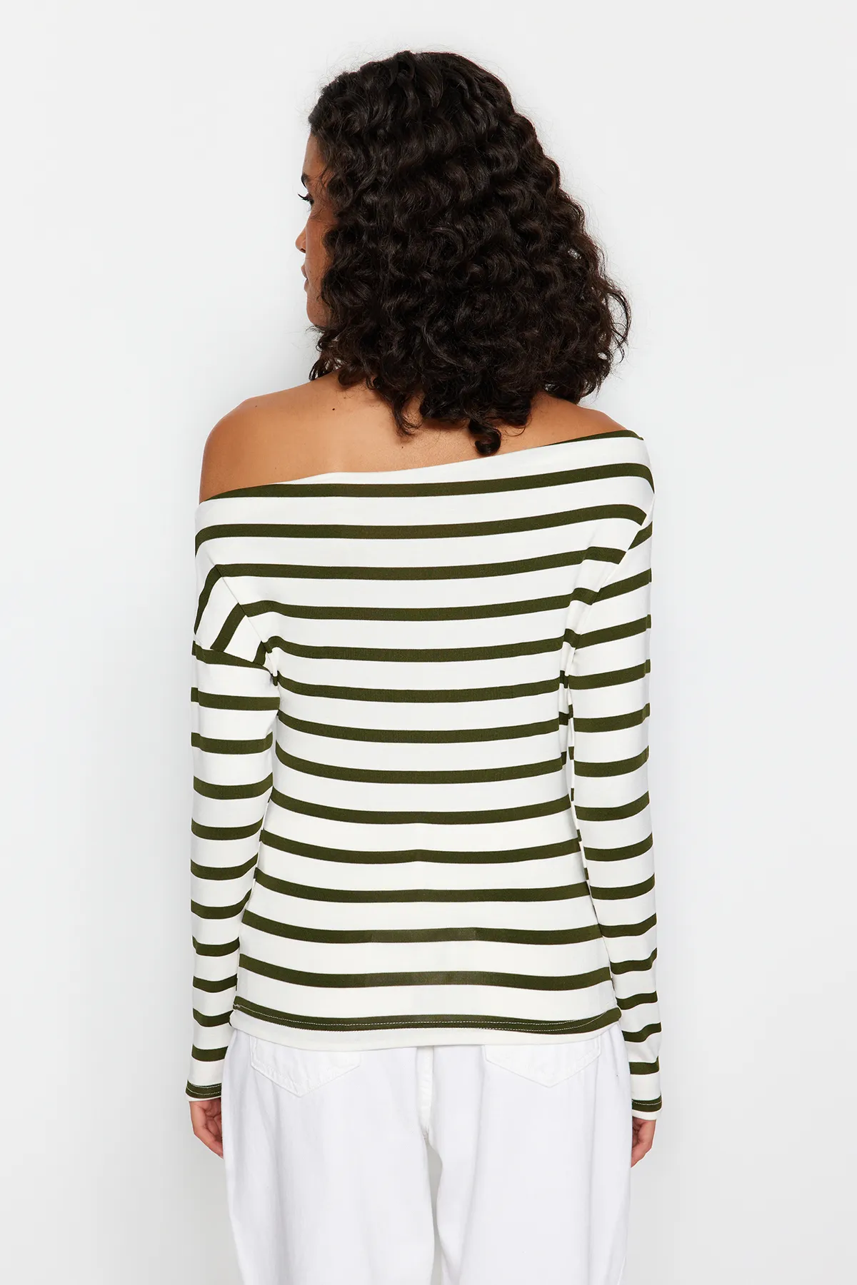Trendyol Collection  Khaki-weiß gestreifte, hochwertige, weiche, taillierte, dehnbare Strickbluse mit U-Boot-Ausschnitt TWOAW24BZ00227