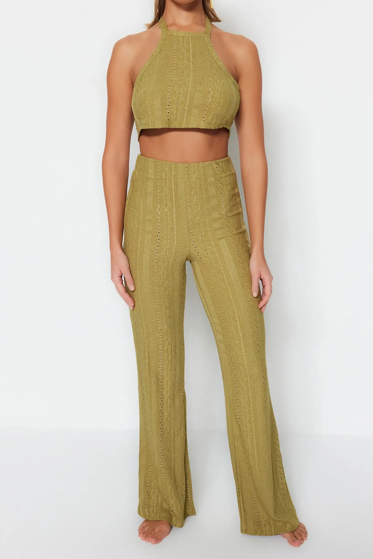 Trendyol Collection  Set aus gestrickter Spitzenbluse und Hose in Khaki TBESS23AU00038