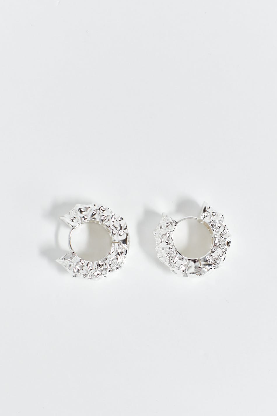 Crinkled silver hoops earrings
