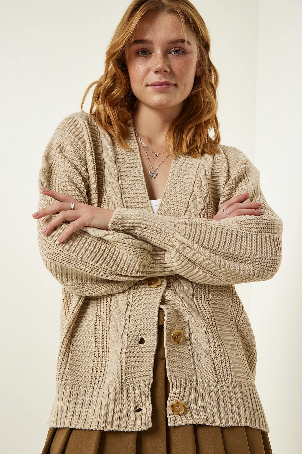 Happiness İstanbul  Cremefarbene, geflochtene Strickjacke mit Ballonärmeln für Damen ZA00039