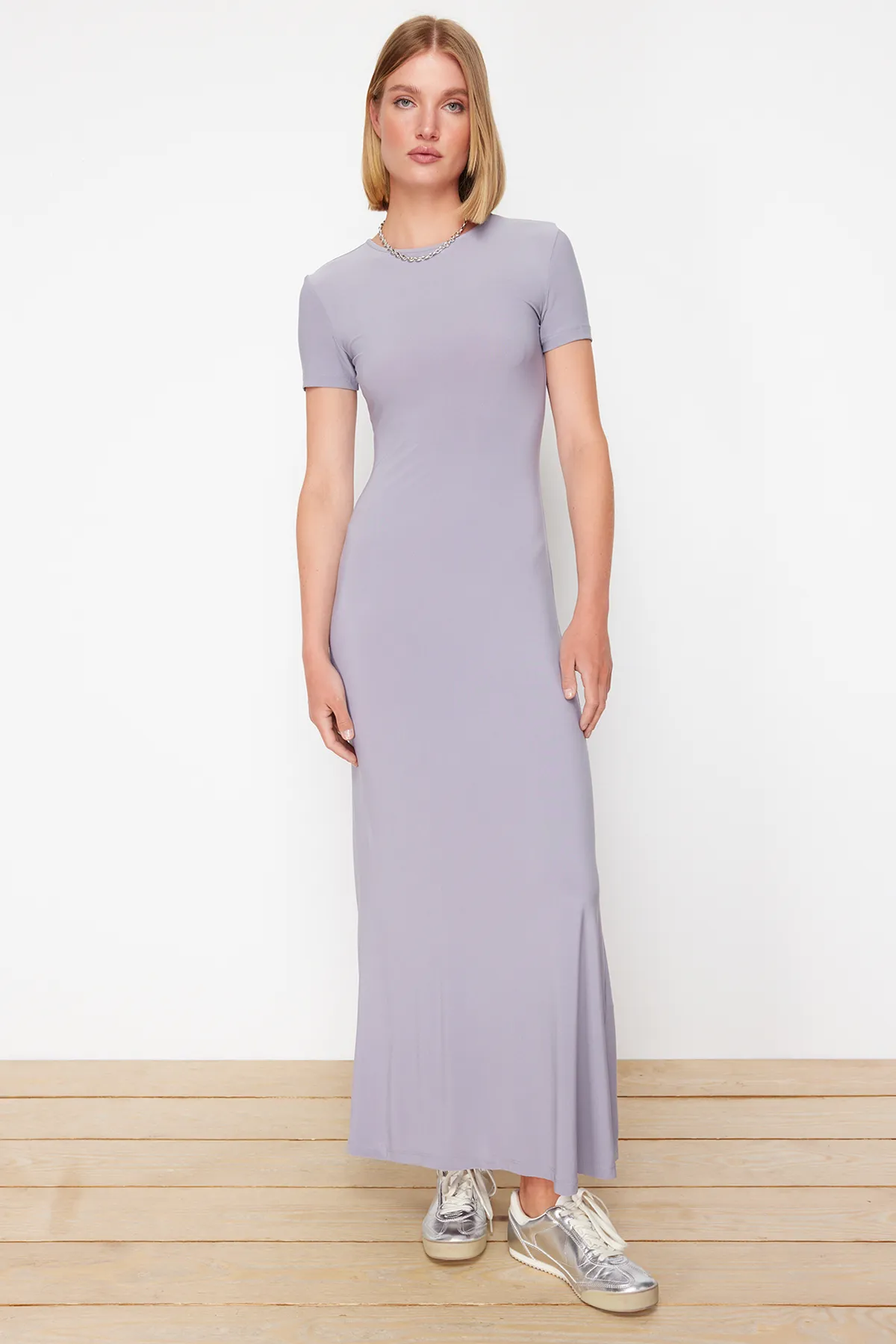 Trendyol Collection  Graues kurzärmliges, figurbetontes Maxi-Bleistiftkleid mit Rundhalsausschnitt und flexiblem Strick TWOSS24EL00097