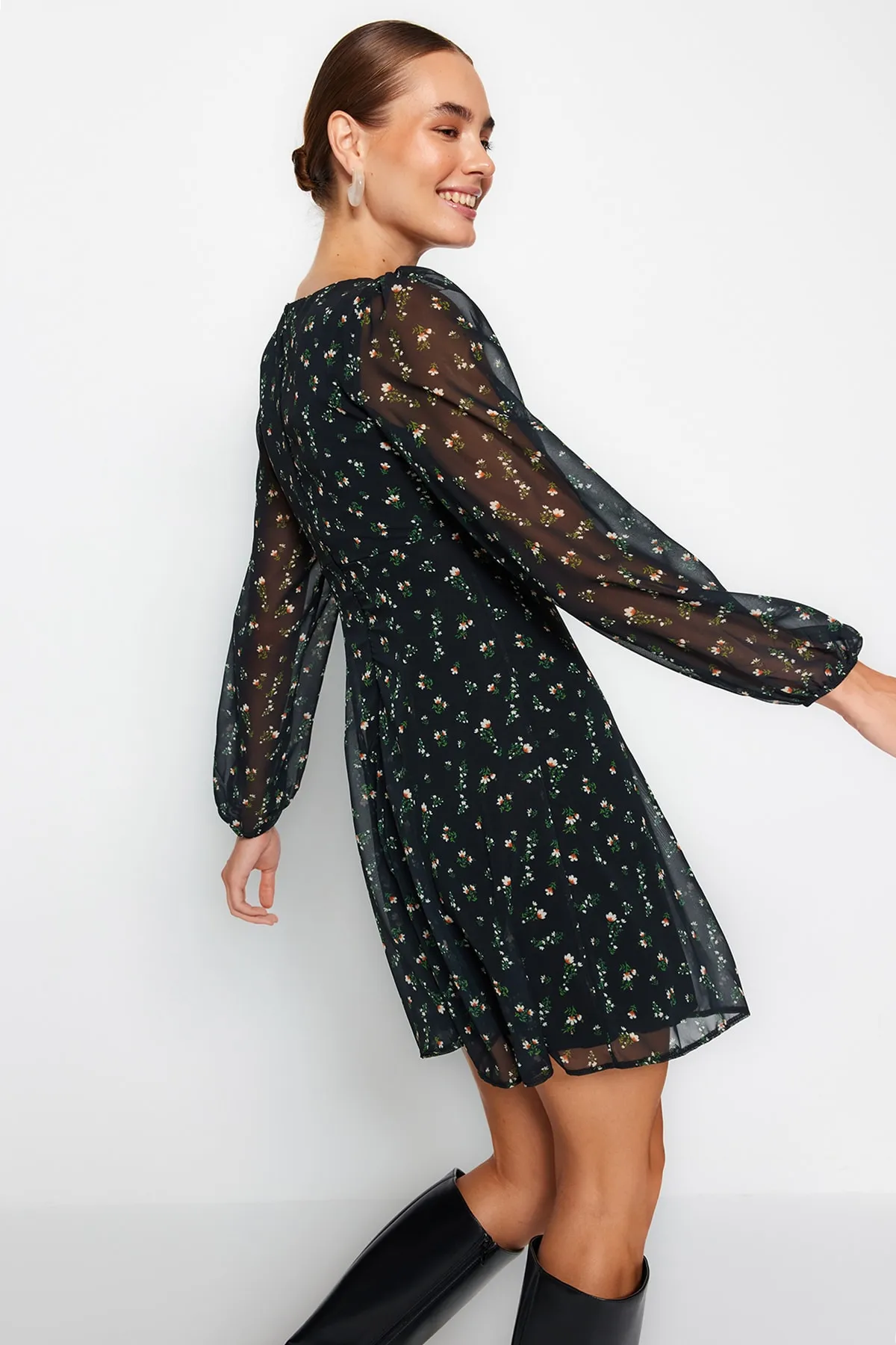 Trendyol Collection  Schwarzes, mit Blumenmuster bedrucktes Mini-Kleid aus Chiffon mit Futter und V-Ausschnitt TWOAW24EL00320
