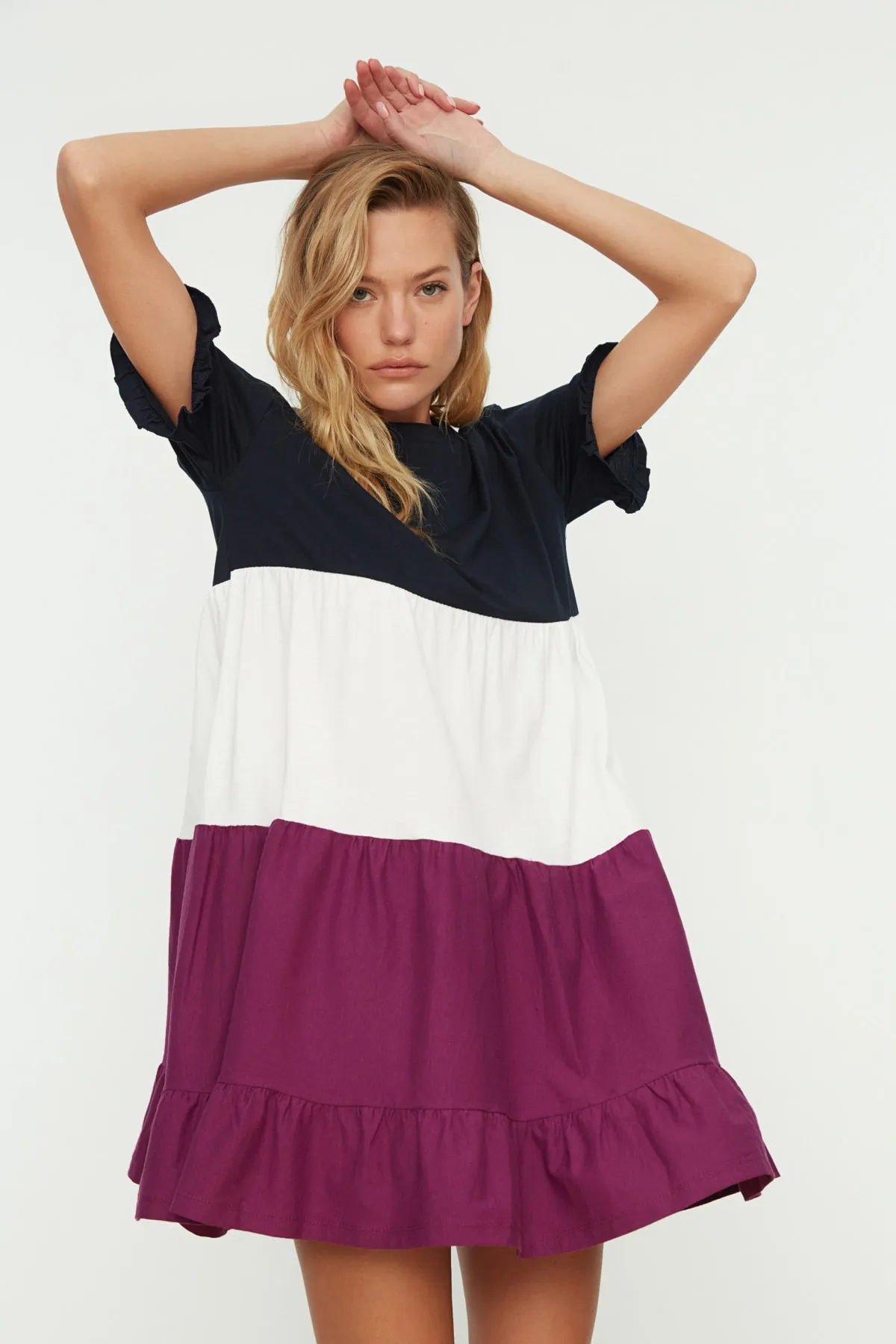 Trendyol Collection  Marineblaues Mini-Strickkleid im Farbblock-Design aus 100 % Baumwolle TWOSS20EL1638