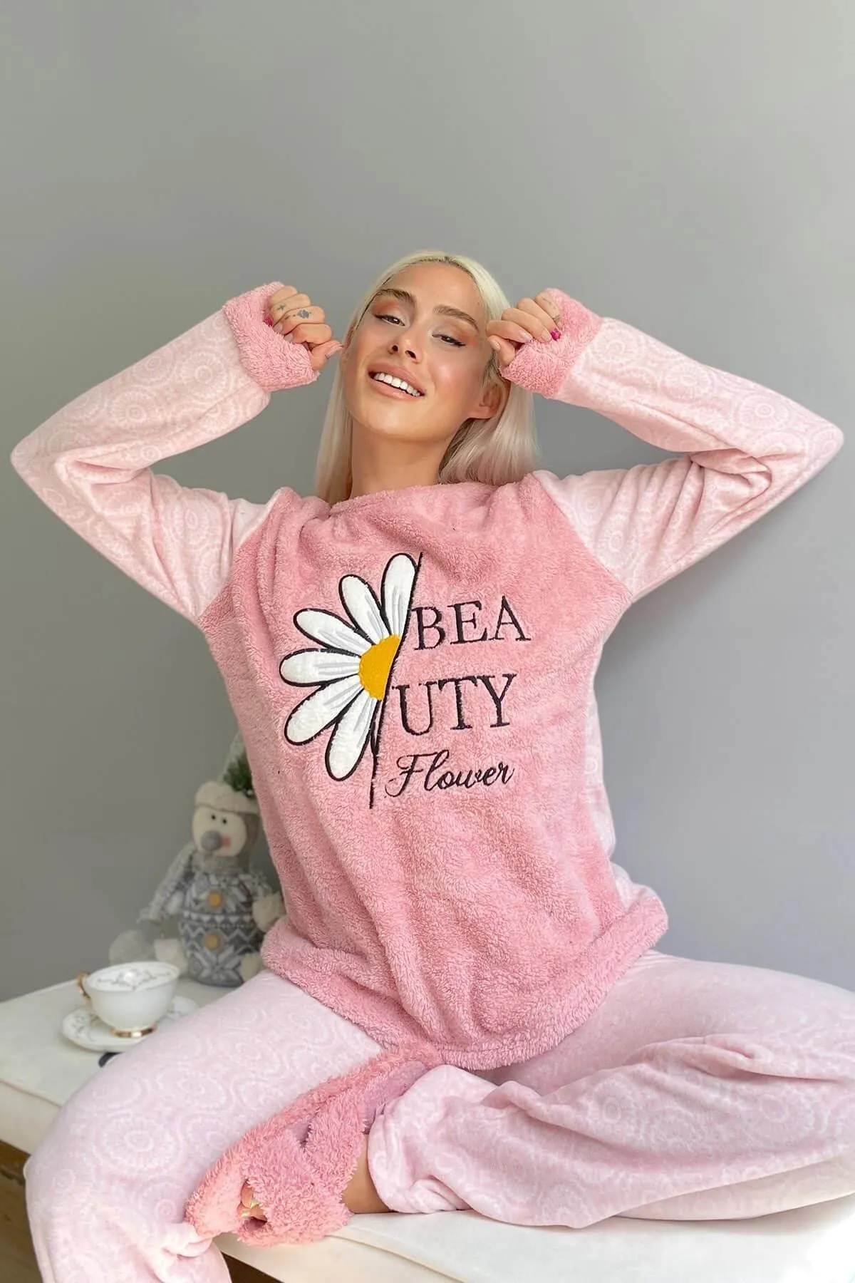Pijamaevi  Plüsch-Pyjama-Set für Damen mit rosa Gänseblümchenmuster