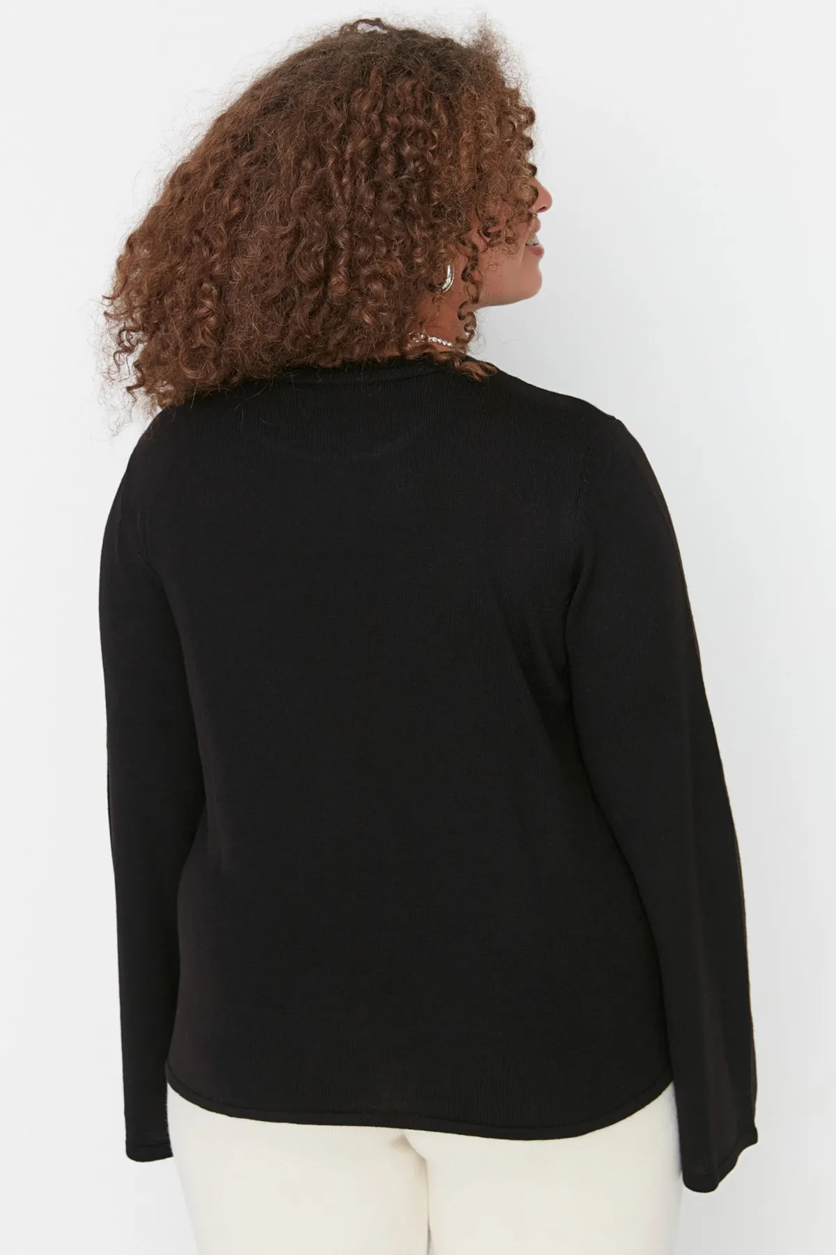 Trendyol Curve  Schwarzer Strickpullover mit spanischen Ärmeln TBBAW23AN00034