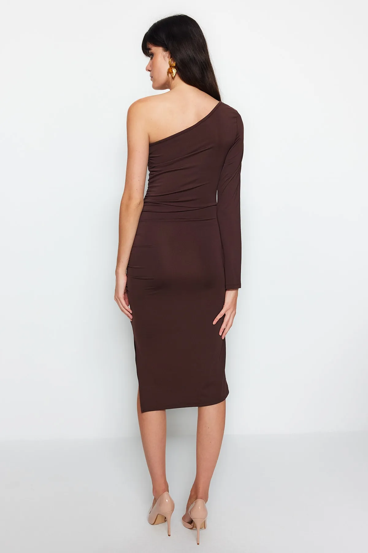 Trendyol Collection  Braunes, tailliertes, gerafftes Midi-Strickkleid mit asymmetrischem Kragen und einem Ärmel TWOAW24EL00172