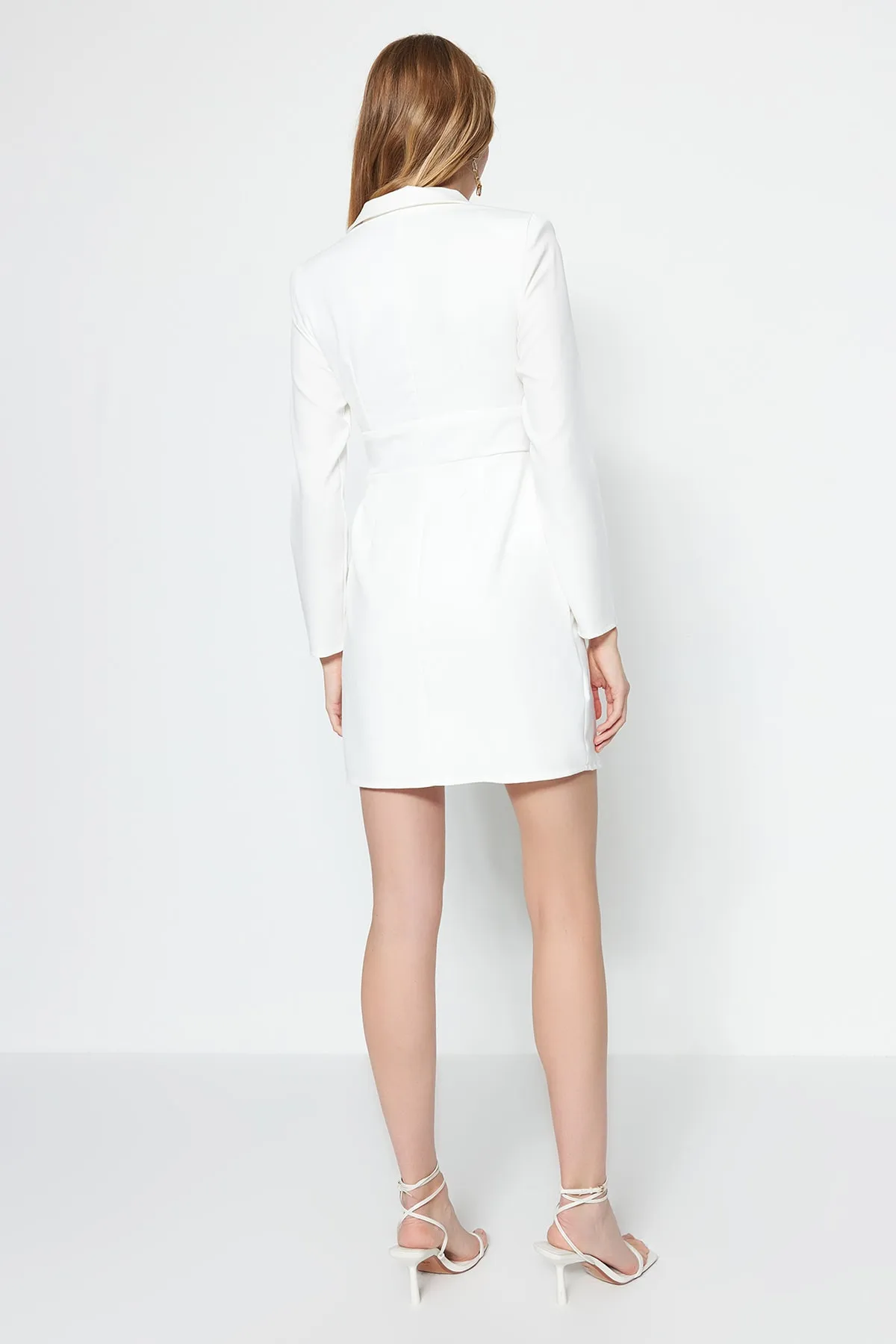 Trendyol Collection  Ecrufarbenes, zweireihiges, gewebtes Jackenkleid mit Mini-Knöpfen und Details TWOSS23EL00113
