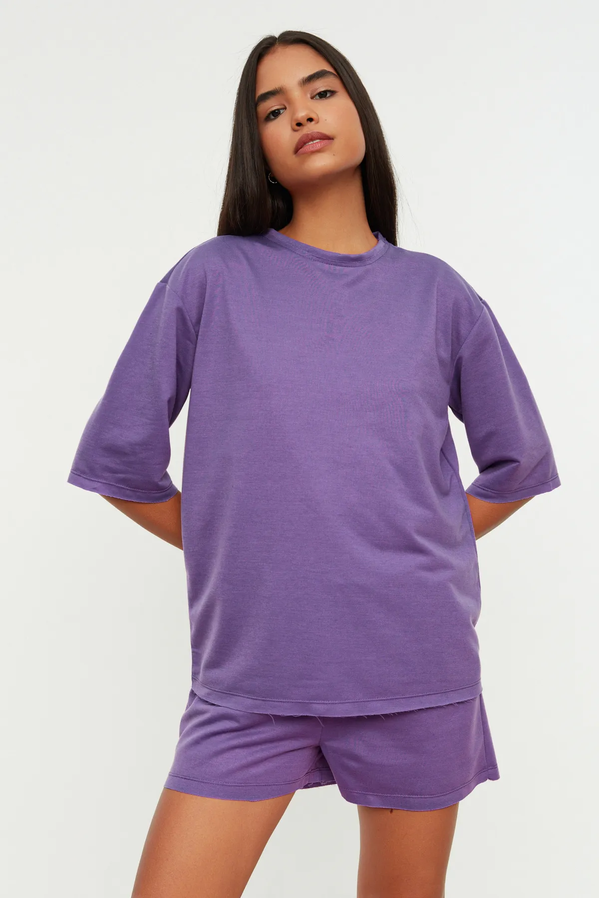 Trendyol Collection  Extraweites, gestricktes Pyjama-Set mit T-Shirt und Shorts aus lila Baumwolle THMSS21PT0164