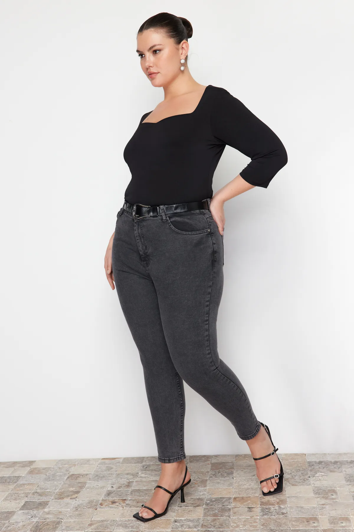 Trendyol Curve  Graue, dehnbare Skinny-Jeans mit hoher Taille TBBSS22JE00007