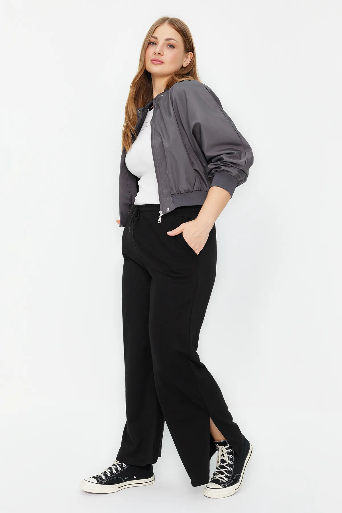 Trendyol Curve  Schwarze, detaillierte, dünne Strick-Jogginghose mit Schlitz TBBAW24AJ00006