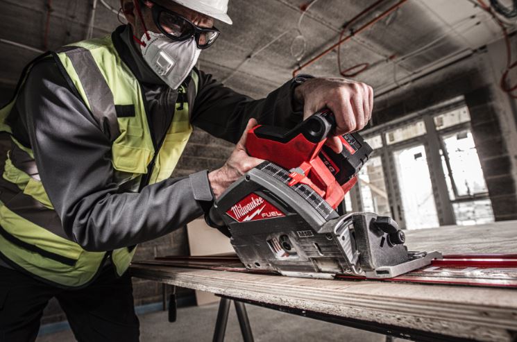 Milwaukee 4933478778+4932480906 M18 Akku-Tauchsäge 55 mm + Führungsschienen-Set, 2 x 5,5-Ah-Akku und Schnellladegerät im PACKOUT XL-Koffer