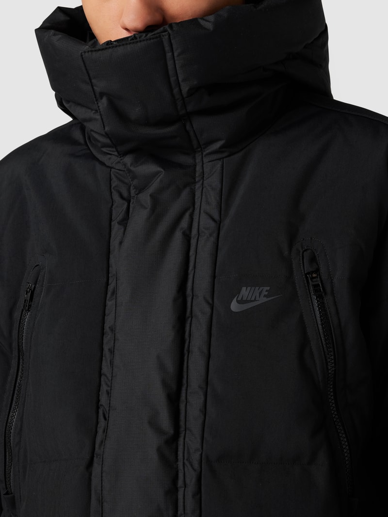 Daunenmantel mit Kapuze in schwarz